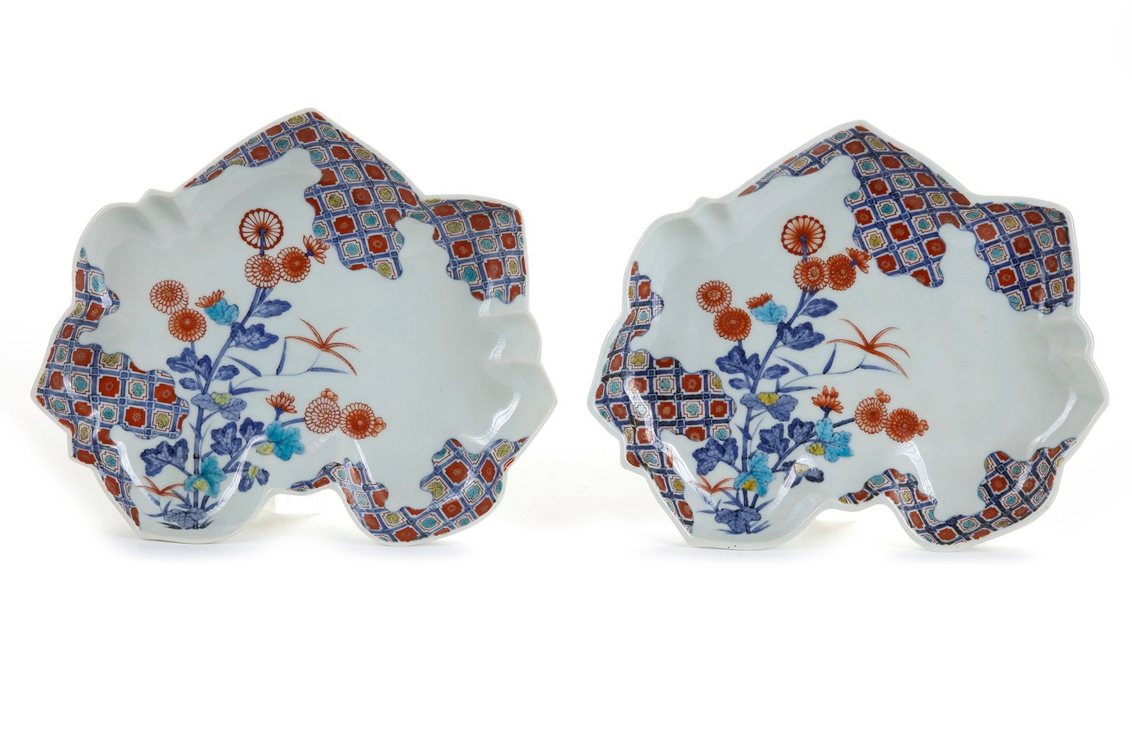 A PAIR OF JAPANESE DISHES IN THE SHAPE OF MAPLE LEAF, CIRCA 1800: Pair of maple shaped dishes decorated with a design of chrysanthemums in overglaze enamels. At the bottom marked: â€?Genroku 6 [1693; the year:] tori, Kakiâ€? (attribution). The character 