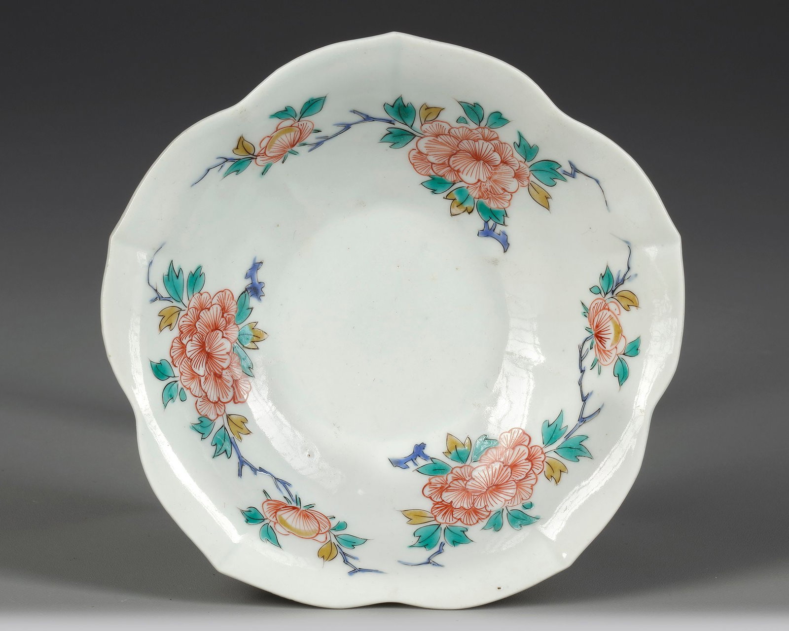 A JAPANESE PORCELAIN ENAMELED DISH, 18TH CENTURY (1 of 3)