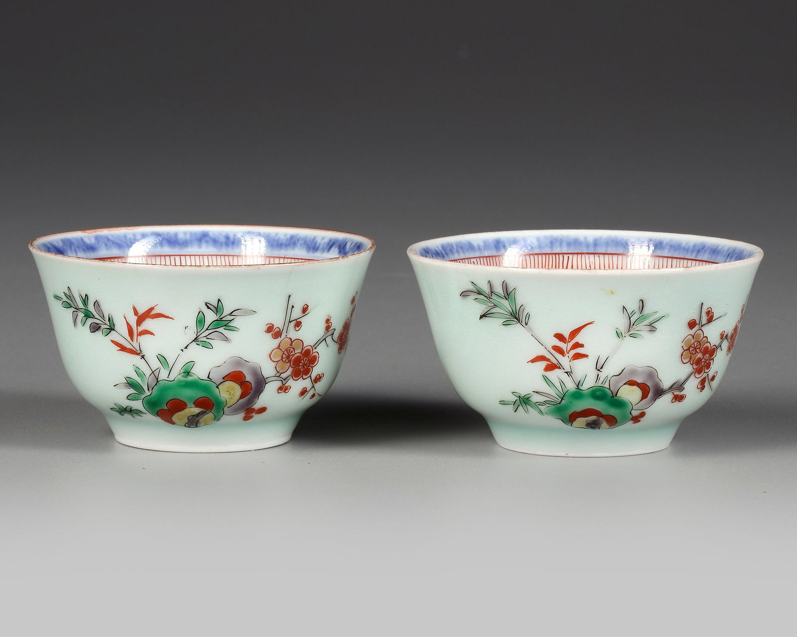 A PAIR OF JAPANESE ARITA CUPS, 17TH CENTURY (1 of 4)