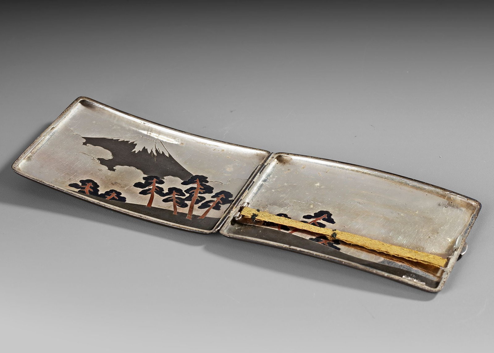 A SILVER CIGARETTE CASE 'MOUNT FUJI': 11,5 by 8 cm.