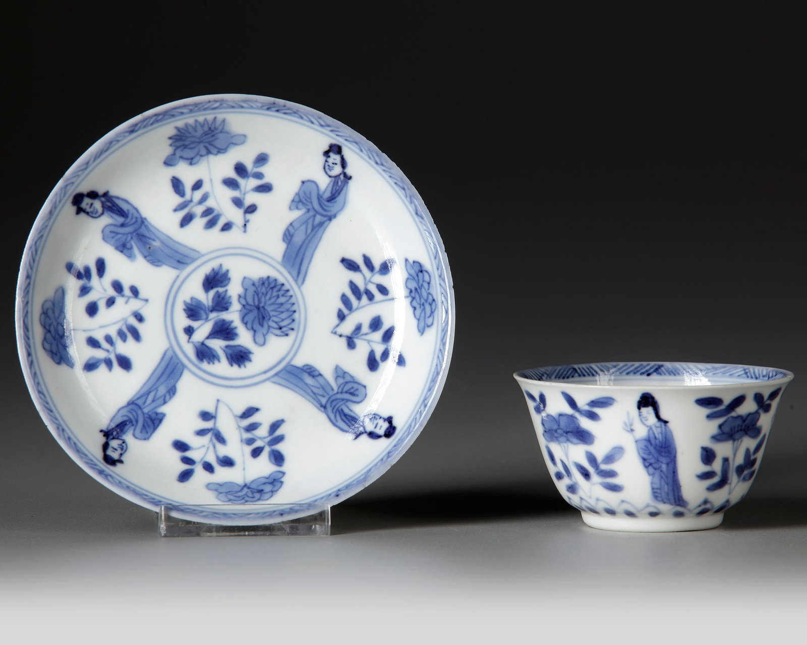 A CHINESE BLUE AND WHITE PORCELAIN DISH AND CUP, KANGXI PERIOD (1 of 3)
