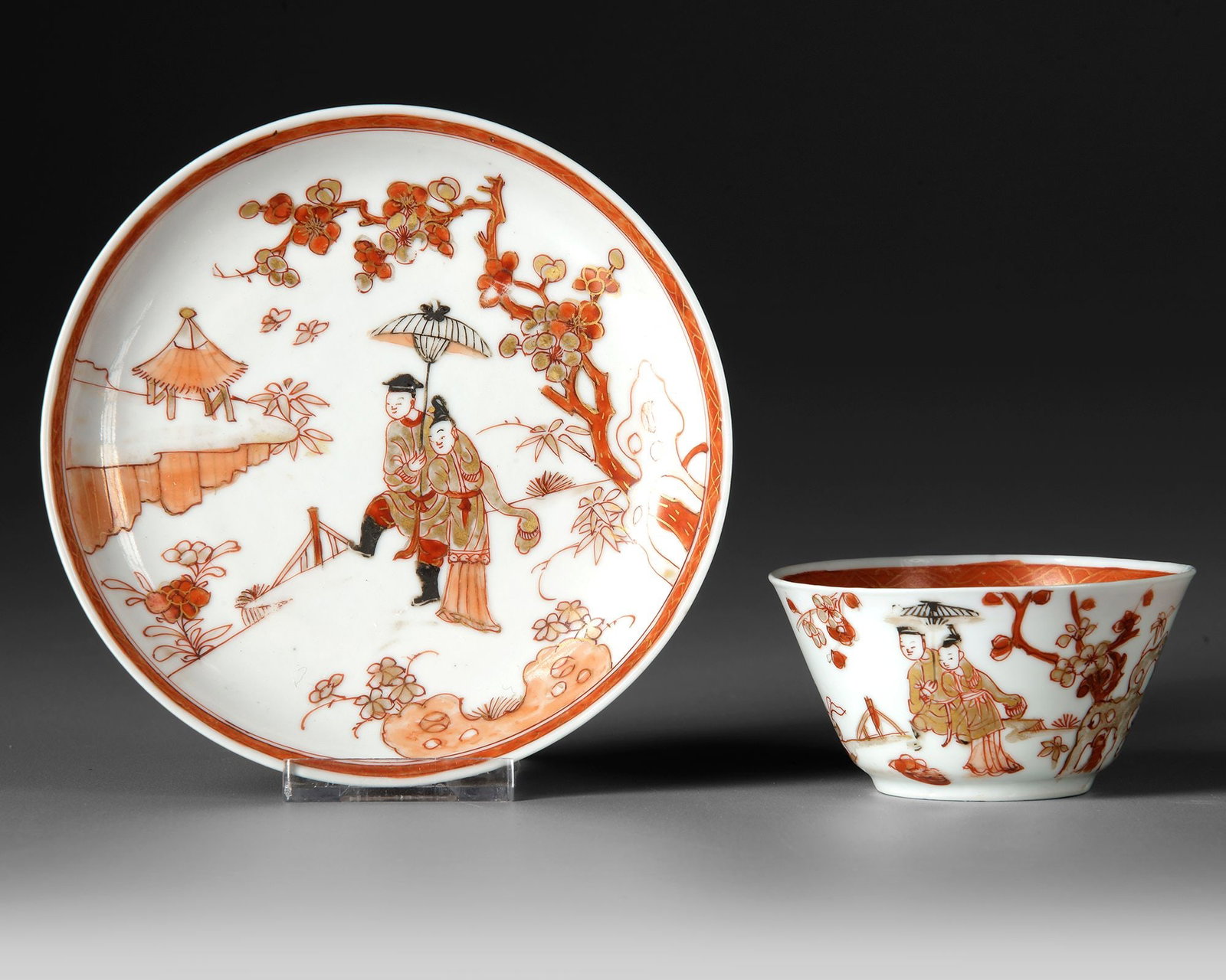 A CHINESE IMARI CUP AND SAUCER, KANGXI PERIOD (1 of 2)
