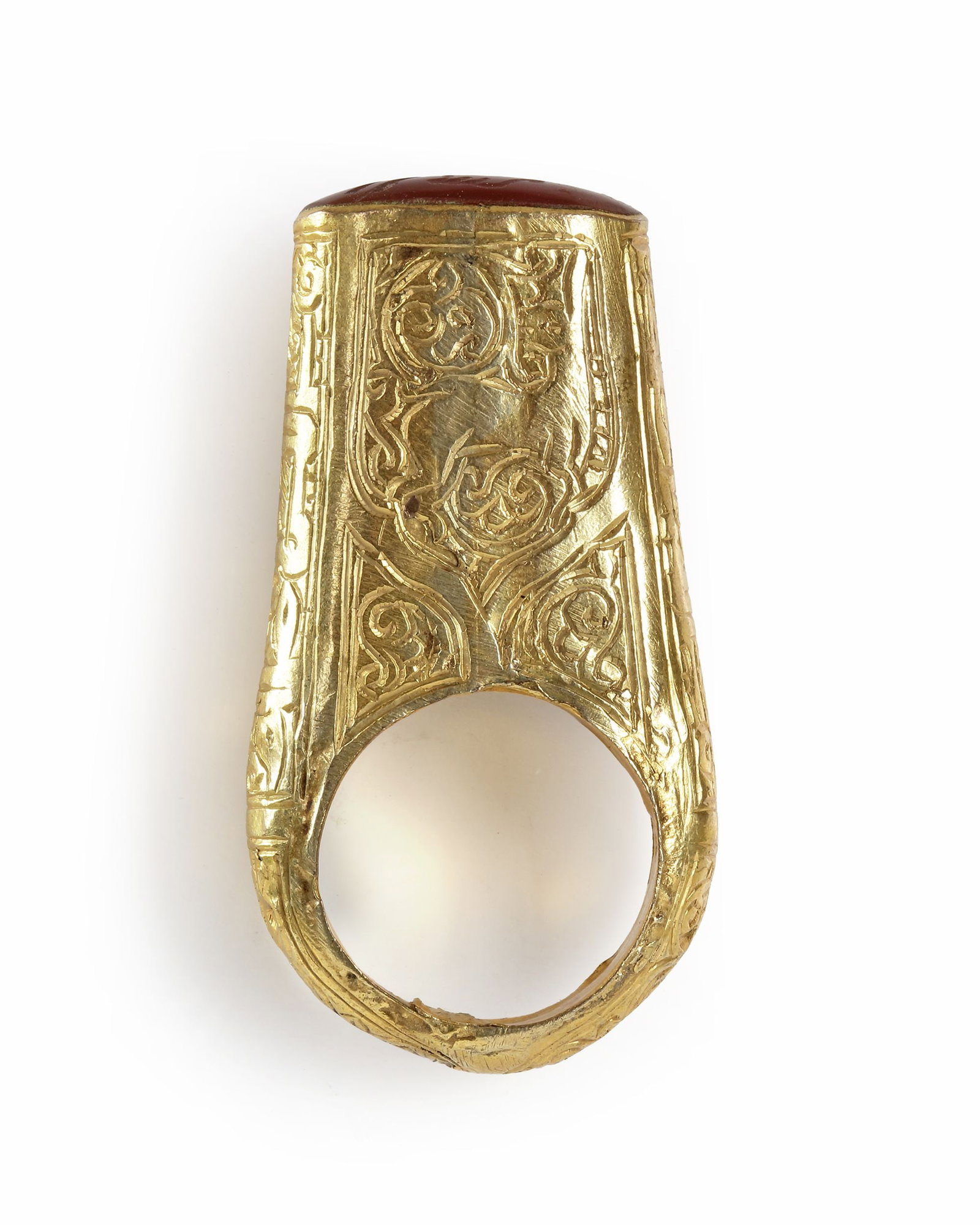 GOLD-PLATED RING WITH CARNELIAN: Central Asia. EU size 65, US size 11 Depth 5.7 cm. Intaglio 22 by 13 mm