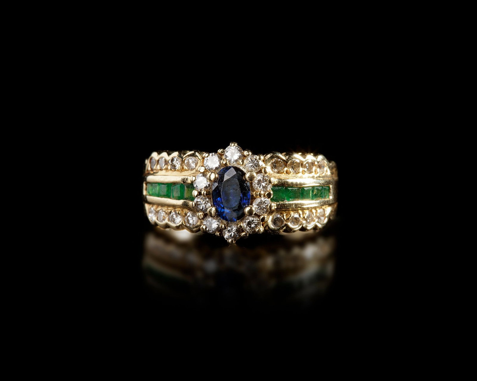 A 14 CARAT GOLD RING, EMERALD, SAPHIRE, DIAMOND: 6,13 gram. EU size 55, US size 7
