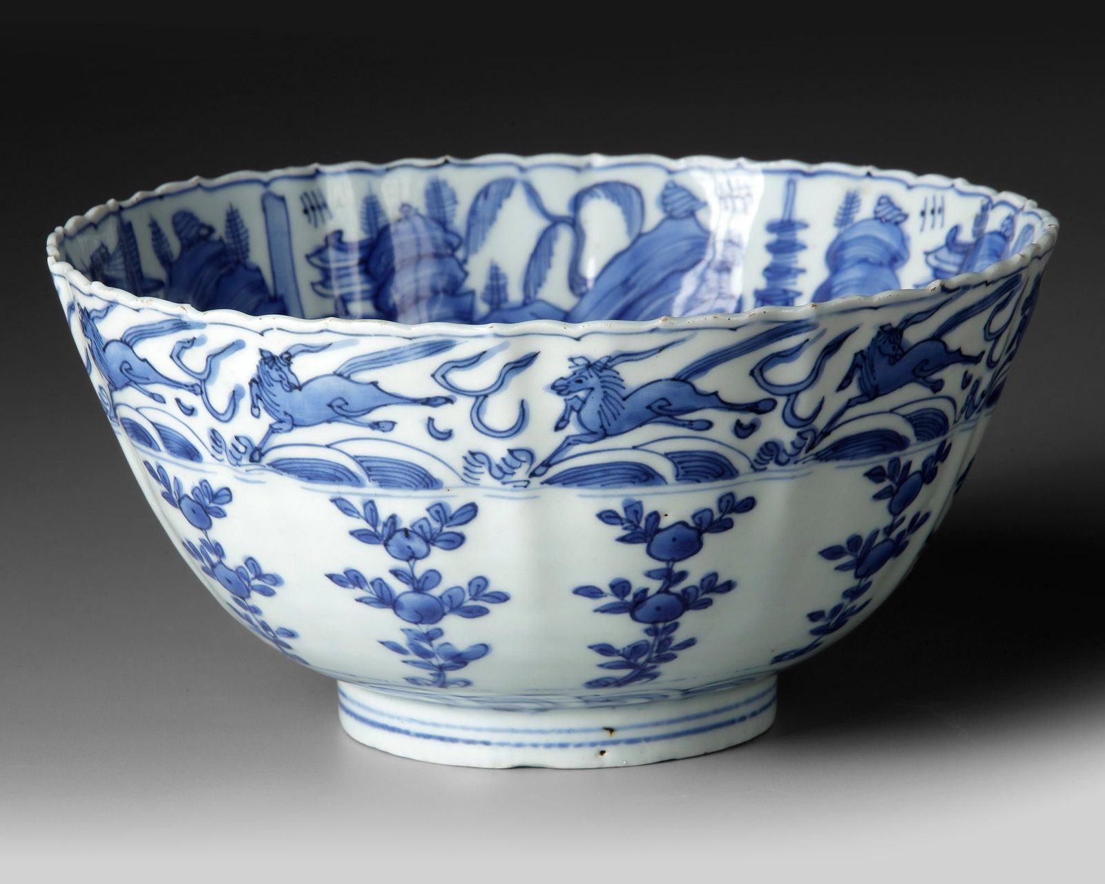 A CHINESE BLUE AND WHITE BOWL, WANLI PERIOD (1573-1619) (1 of 4)