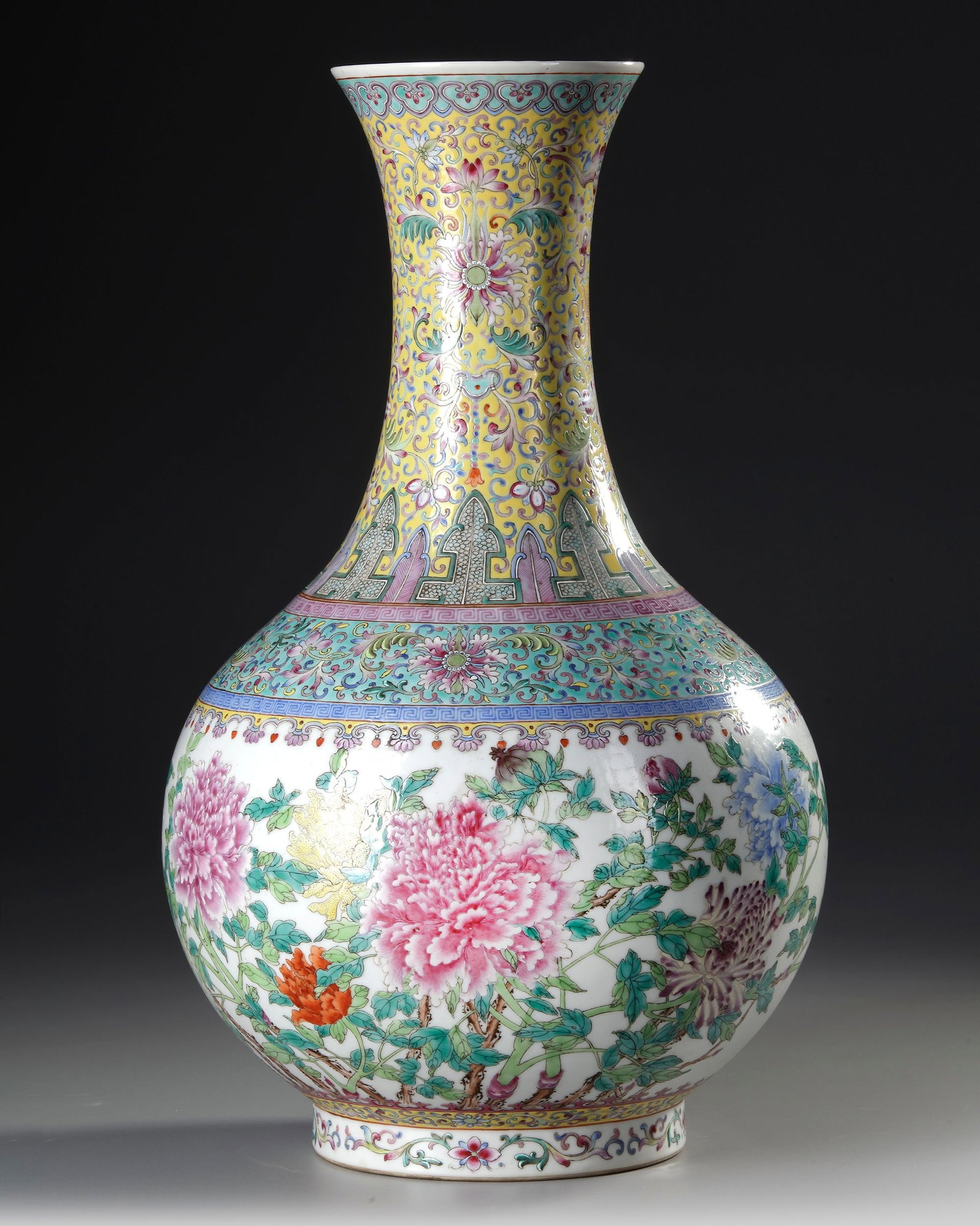 A CHINESE FAMILLE ROSE VASE, REPUBLIC PERIOD, EARLY 20TH CENTURY (1 of 3)
