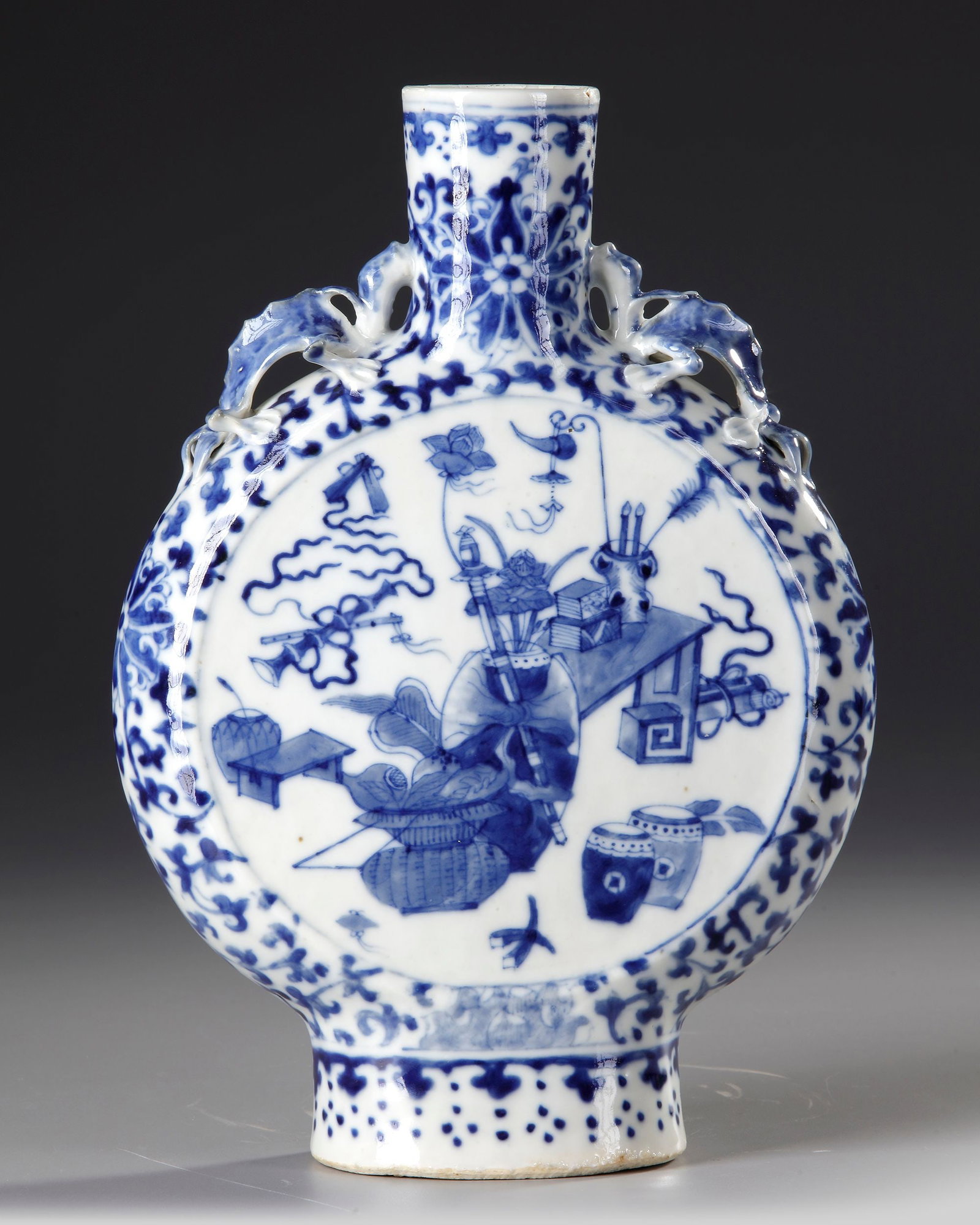 A CHINESE BLUE AND WHITE MOON FLASK, 19TH CENTURY: A finely potted Chinese blue-and-white porcelain moon flask, of flattened circular form, raised on a short spreading foot and surmounted by a cylindrical neck. The body is finely painted in underglaze