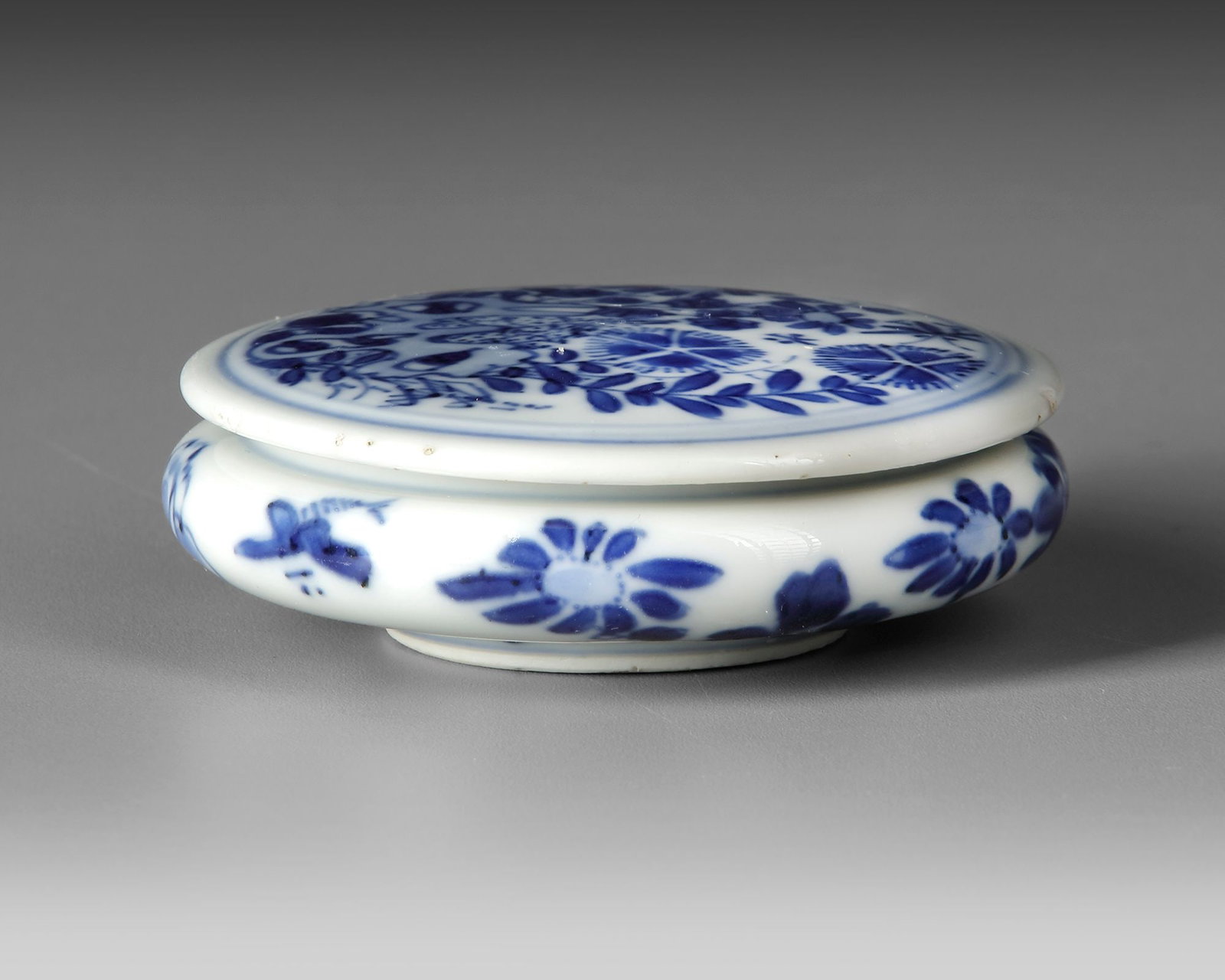 A CHINESE BLUE AND WHITE COVERED BOX, KANGXI PERIOD (1662â€“1722) (1 of 2)