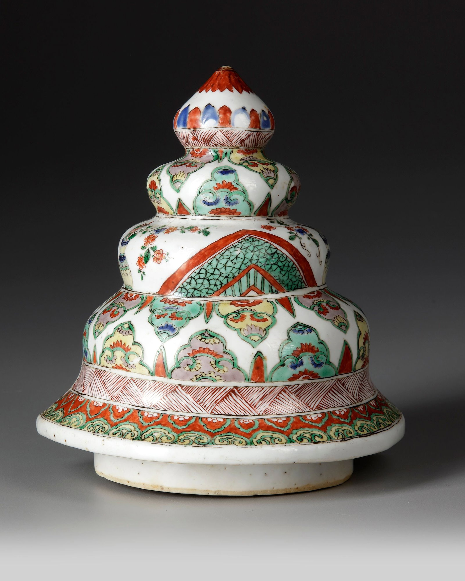 A CHINESE FAMILLE VERTE WALL VASE COVER, KANGXI PERIOD (1662â€“1722): Of domed, tiered form, finely painted in the famille verte palette with stylised floral and foliate motifs, bands of geometric ornament and diaper patterns, the decoration arranged in successive regis