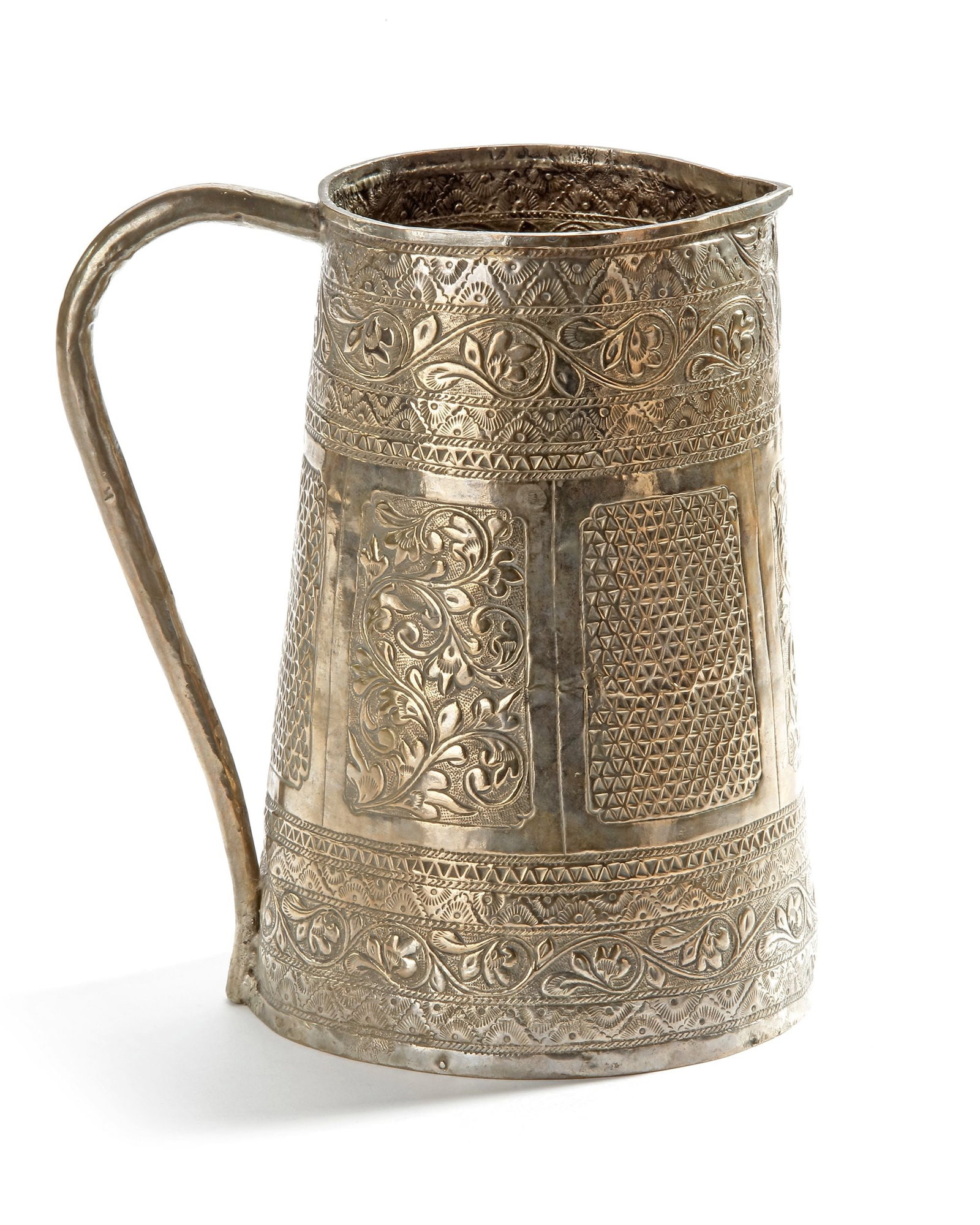 A MALAY SILVER JUG, 19TH CENTURY: Richly decorated with intricate floral and geometric engravings. Its elegant handle and detailed repouss?© patterns. Height 19 cm. Diam 9 cm. 279 gr. THE DR. SAAD AL-JADIR COLLECTION
