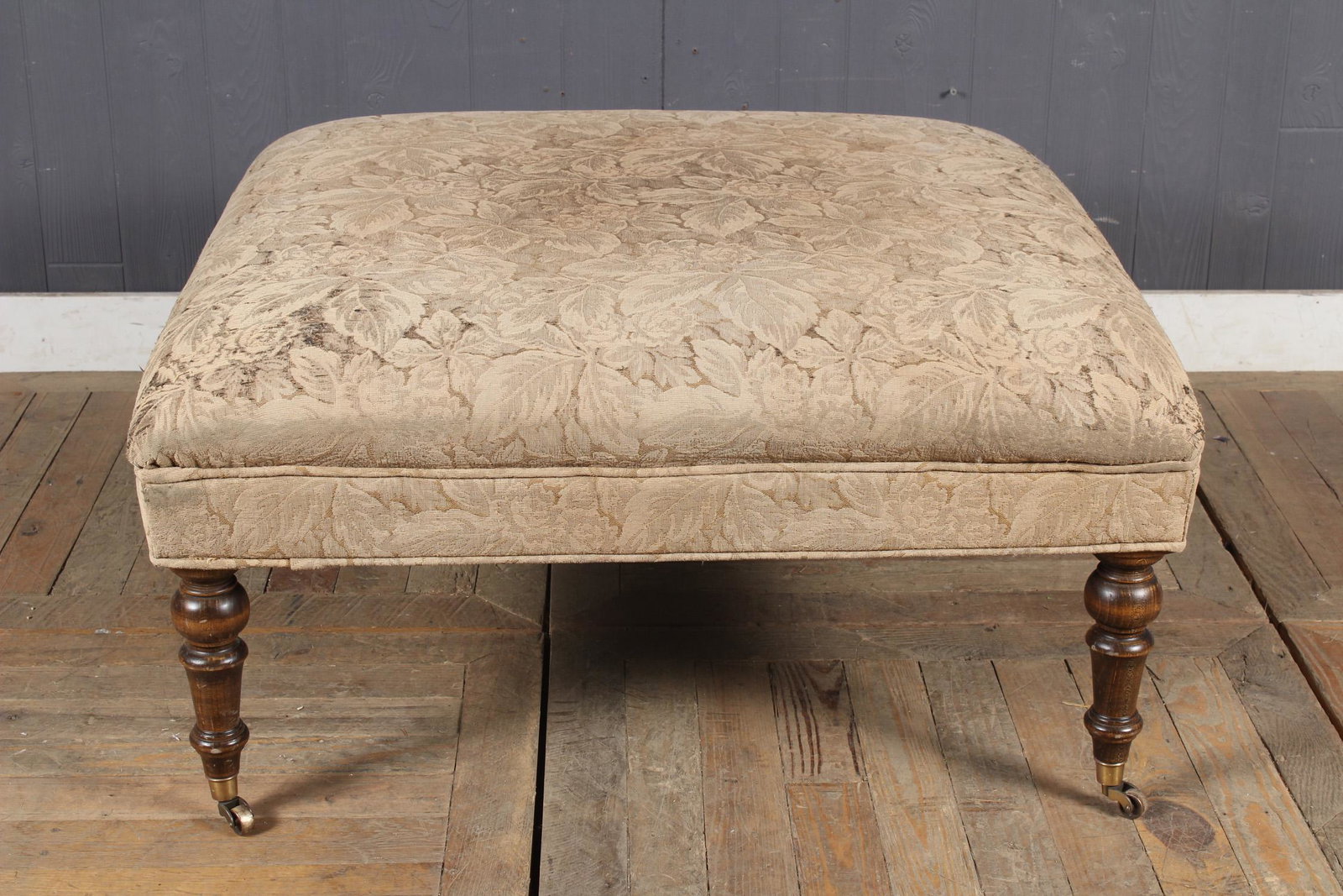 Upholstered Turned Leg Banquette: Upholstered Turned Leg Banquette. Castered. Size: 19" H x 35.5" W x 35.5" D