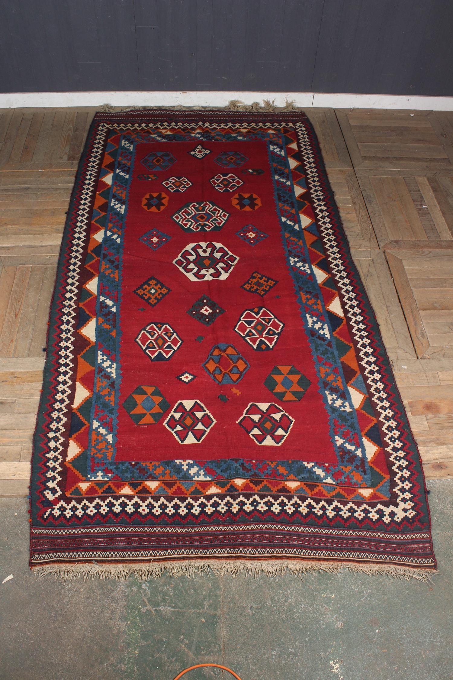 Kilim 10'3" x 5'4": Kilim 10'3" x 5'4" Size: 123" L x 64" W