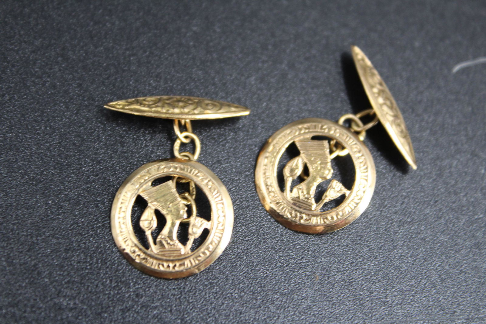 Pair of Egyptian Nefertiti 18k Gold Cuff Links (1 of 4)