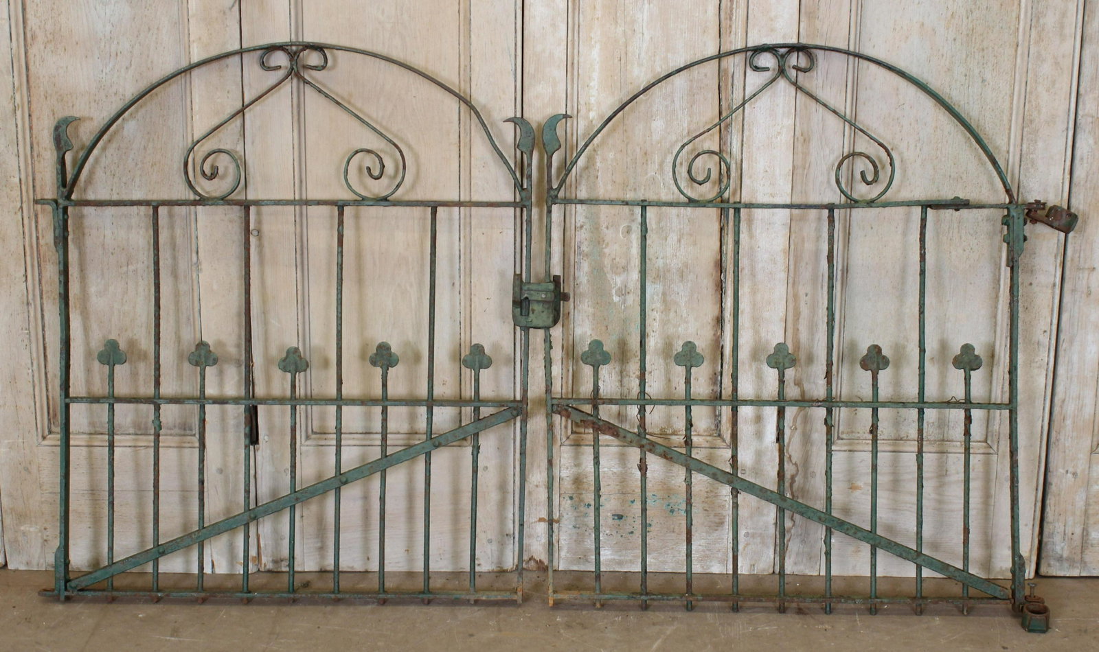 Pair Wrought Iron Trefoil Theme Garden Gates: Pair Wrought Iron Trefoil Theme Garden Gates. including 2 posts. Size: each panel 38.5" x 32"