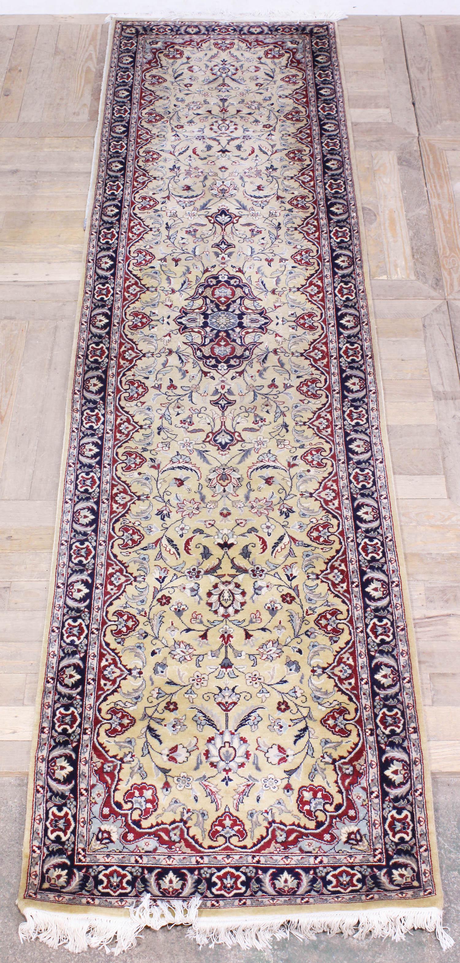 Rug Runner 2'8" x 10'3": Carpet Runner. Size: 123" L x 32" W