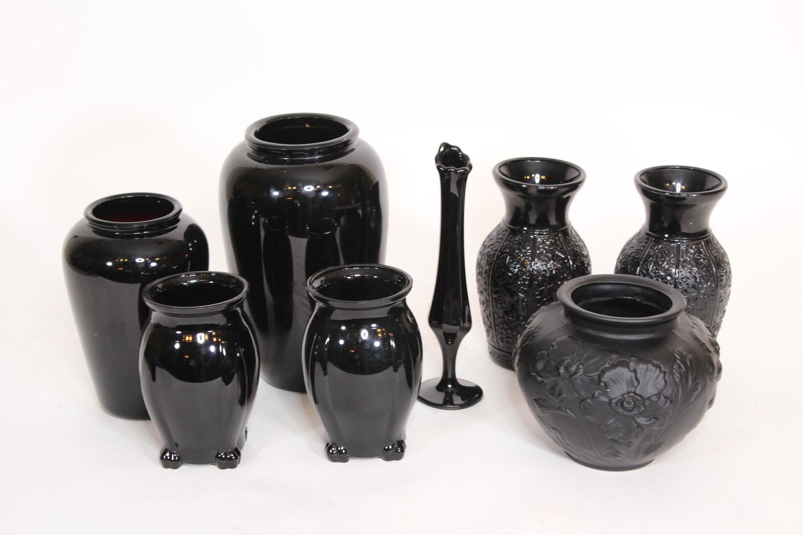 Grouping of Art Glass Vases: Grouping of art glass vases. Size: largest 9"H x 5.5."Dia ***Please Note: This is an on-site online auction with specific Pick up terms and conditions. Pick up day is scheduled for 8/29 in Frazer, PA.