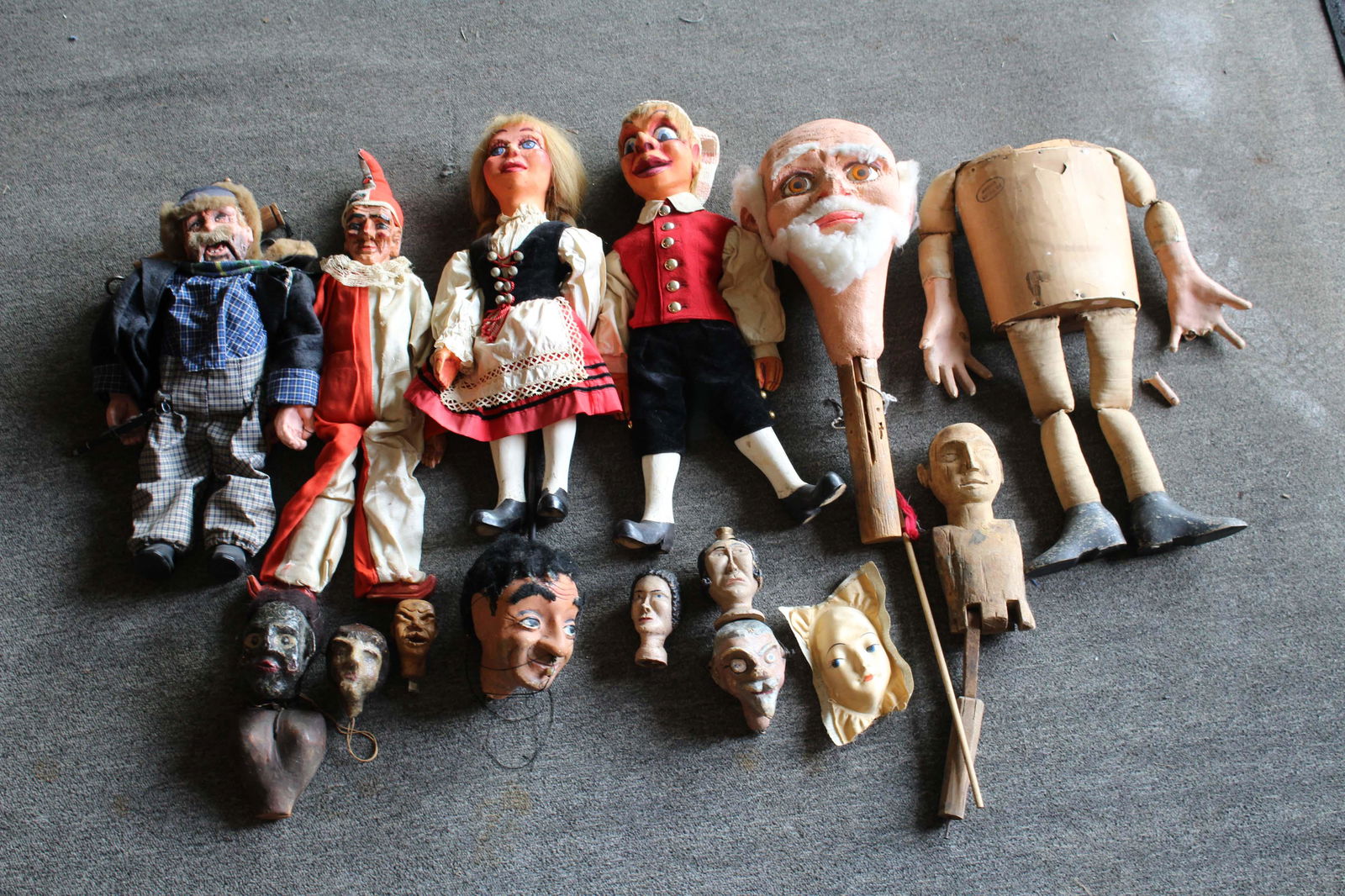 Lot of Dummies, Marionettes and Dolls: Lot of Dummies, Marionettes and Dolls. Size: largest 20" x 7" x 4" ***Please Note: This is an on-site online auction with specific Pick up terms and conditions. Pick up day is scheduled for 8/29 in Fr