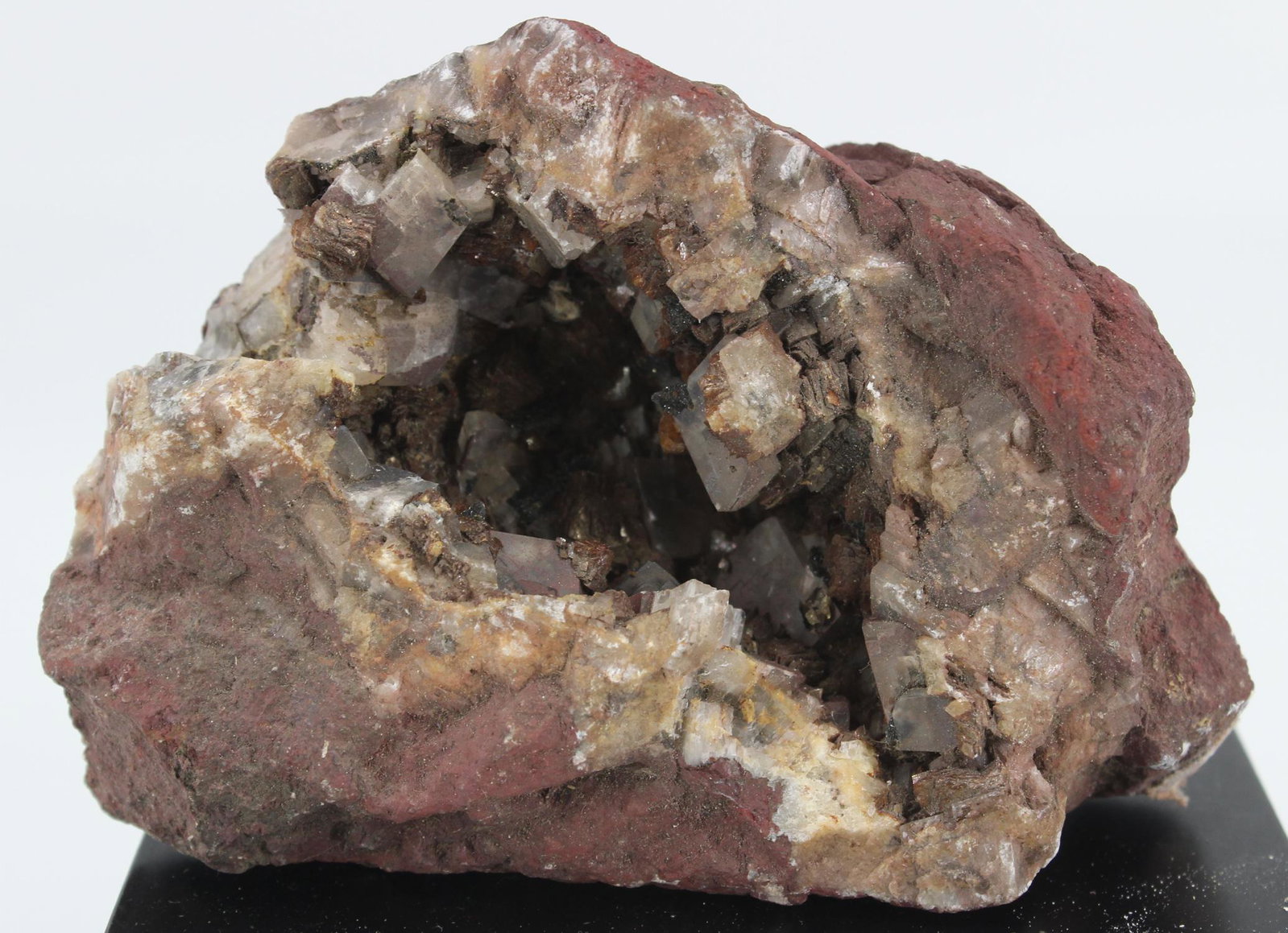668g Geological Geode Specimen: 668g Geological Geode Specimen. Size: 4" H x 5" W x 3" D; Weight: 668 g