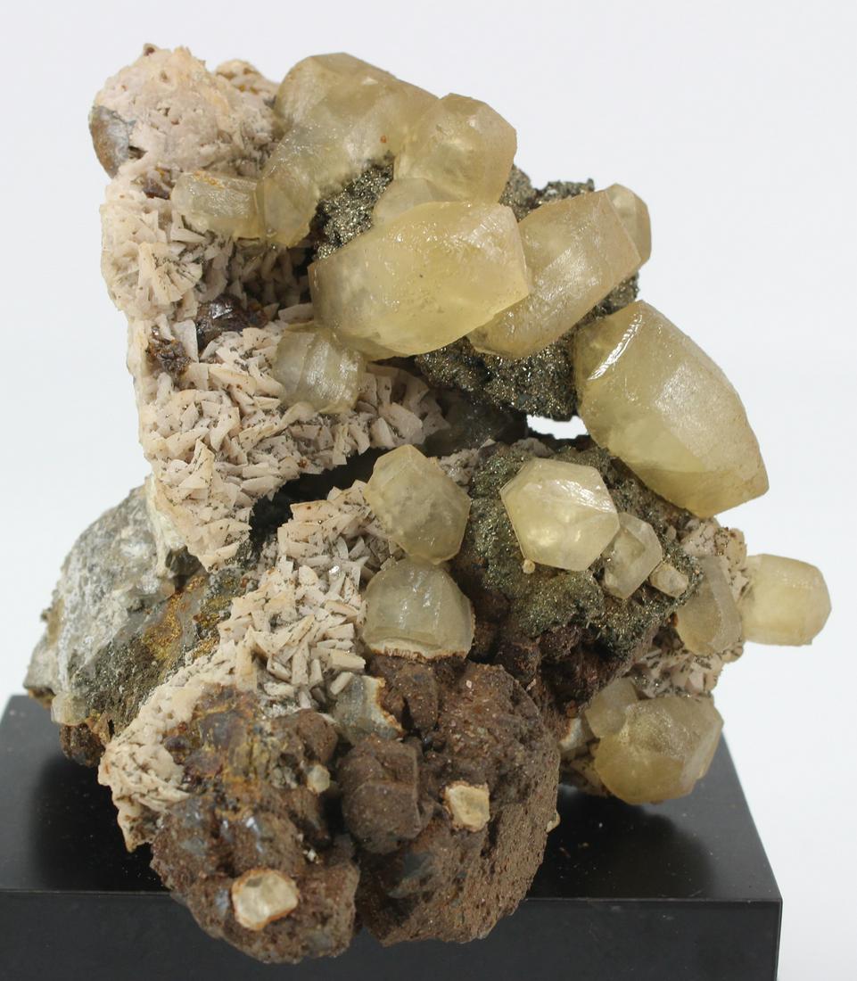 1422g Geological Crystal Cluster Specimen: 1422g Geological Crystal Cluster Specimen. Size: 5" H x 5" W x 5" D; Weight: 1.422 kg
