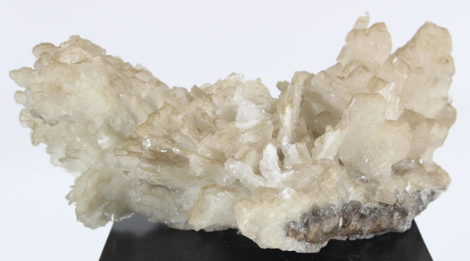 658g Geological Crystal Cluster Specimen: 658g Geological Crystal Cluster Specimen. Size: 3.5" H x 7" W x 4" D; Weight: 658 g