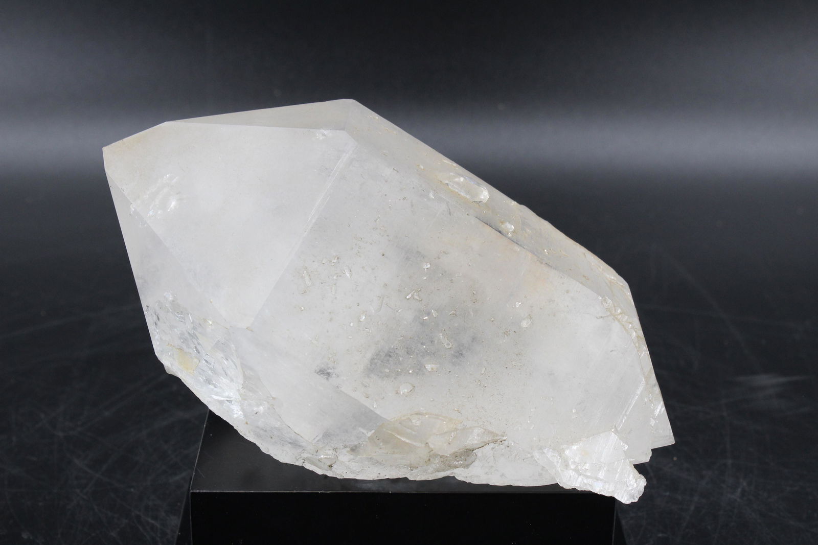 Large 2000g Quartz Mineral Specimen: Large 2000g Quartz Mineral Specimen. Size: 4"H x 7"W x 4.5"D Weight: 2Kg