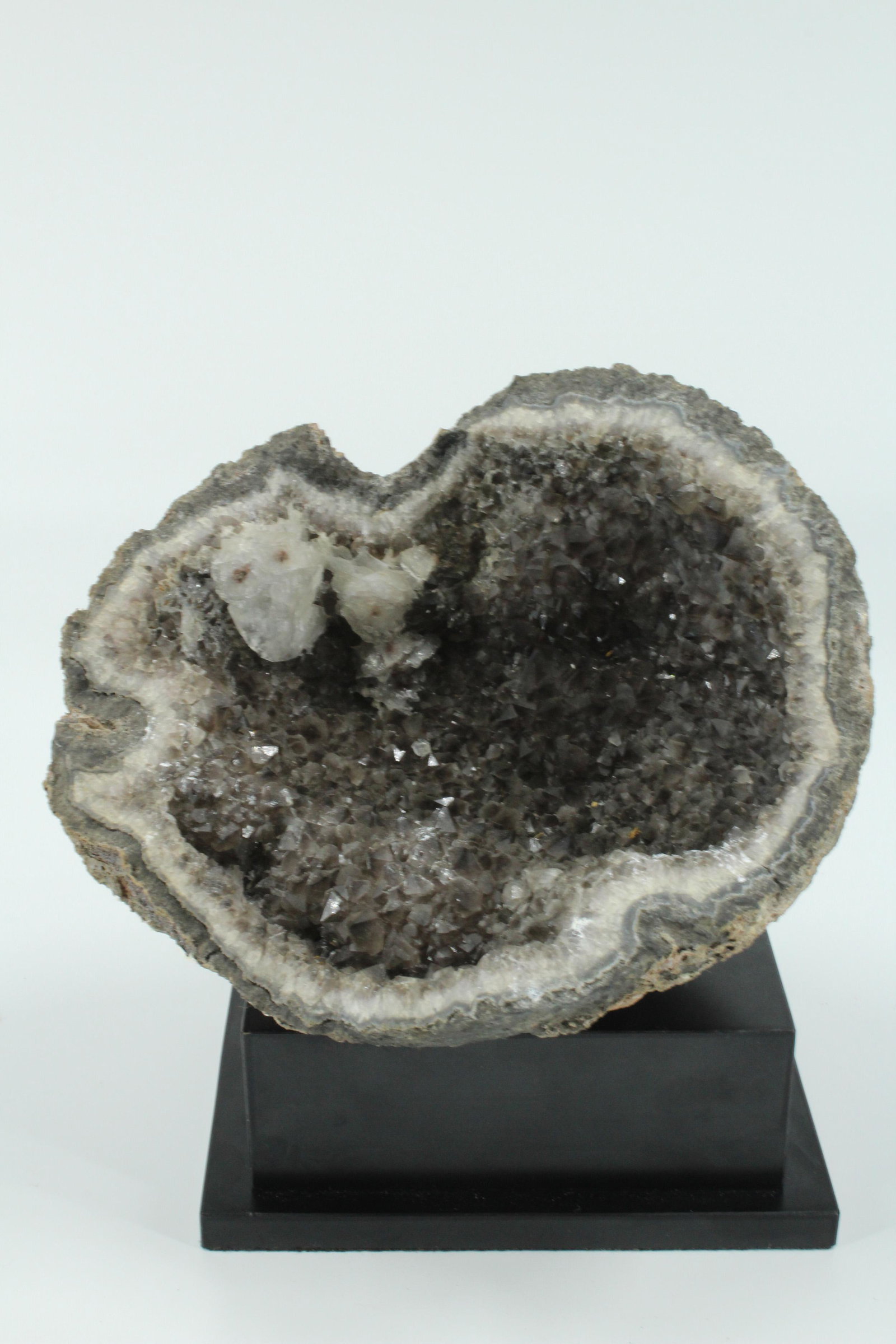 1870g Mineral Geode Specimen: 1870g Mineral Geode Specimen. Size: 4.25"H x 7"W x 6.5"D Weight: 1Kg 870g