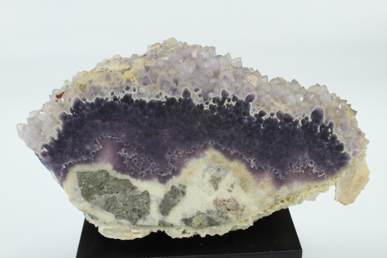 1666g Mineral Specimen Matrix: 1666g Mineral Specimen Matrix. Size:3"H x 8"W x 4.5"D Weight:1Kg 666g