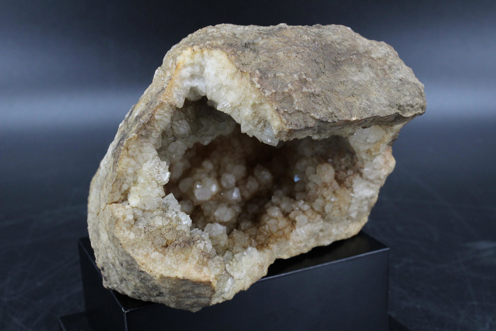 1566g Mineral Geode Specimen: 1566g Mineral Geode Specimen. Size: 4.25" Hx 5.5"D x 5.5"D Weight: 1Kg 566g