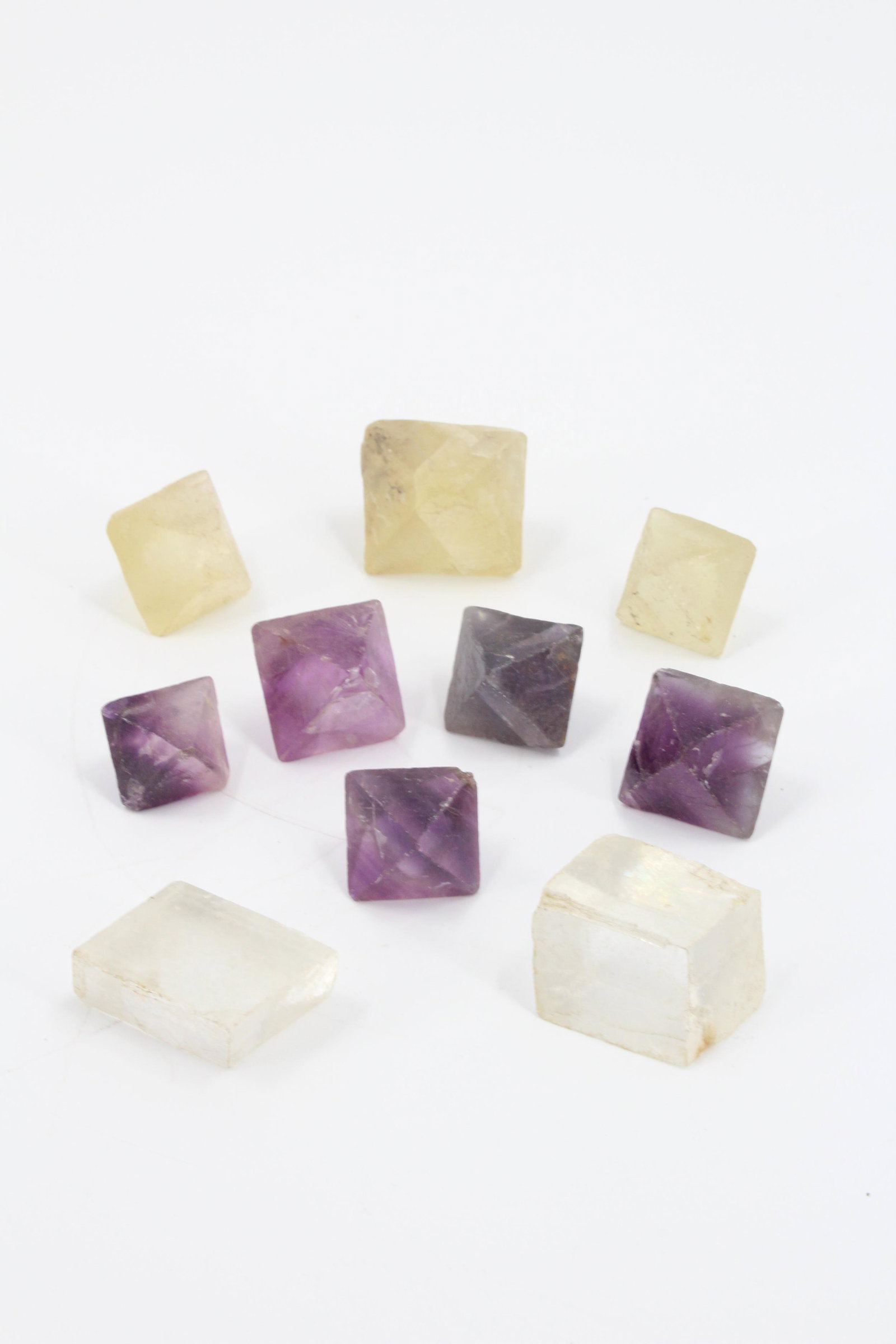 154g Lot of Mineral Octahedron Crystals: 154g Lot of Mineral Crystals. Size: 1"H x 1"W x 1.5"D (largest) Weight: 154g
