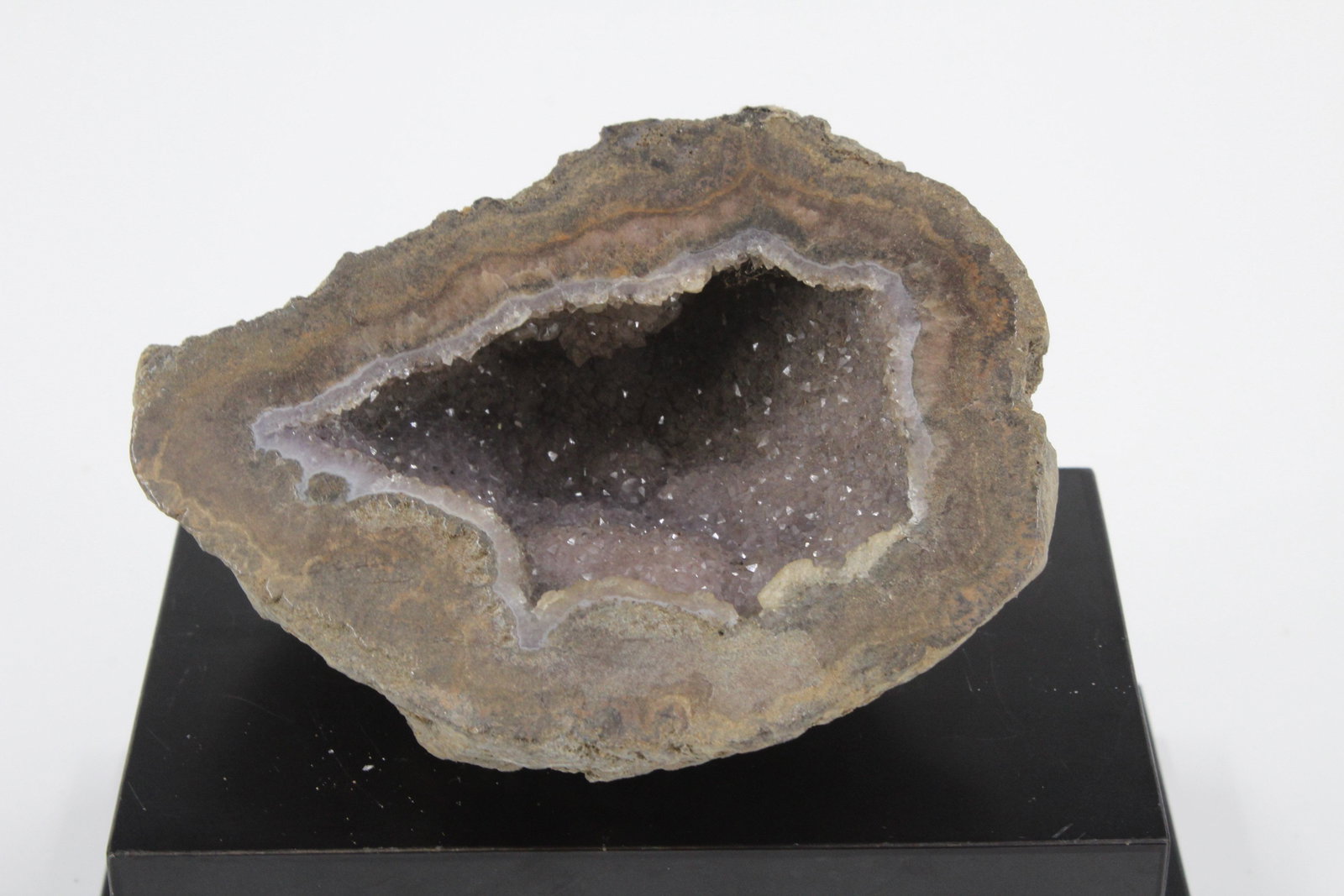 386g Geological Mineral Geode Specimen: 386g Geological Mineral Geode Specimen. Size: 2.25"H x 4.5"W x 3.5"D Weight: 386g