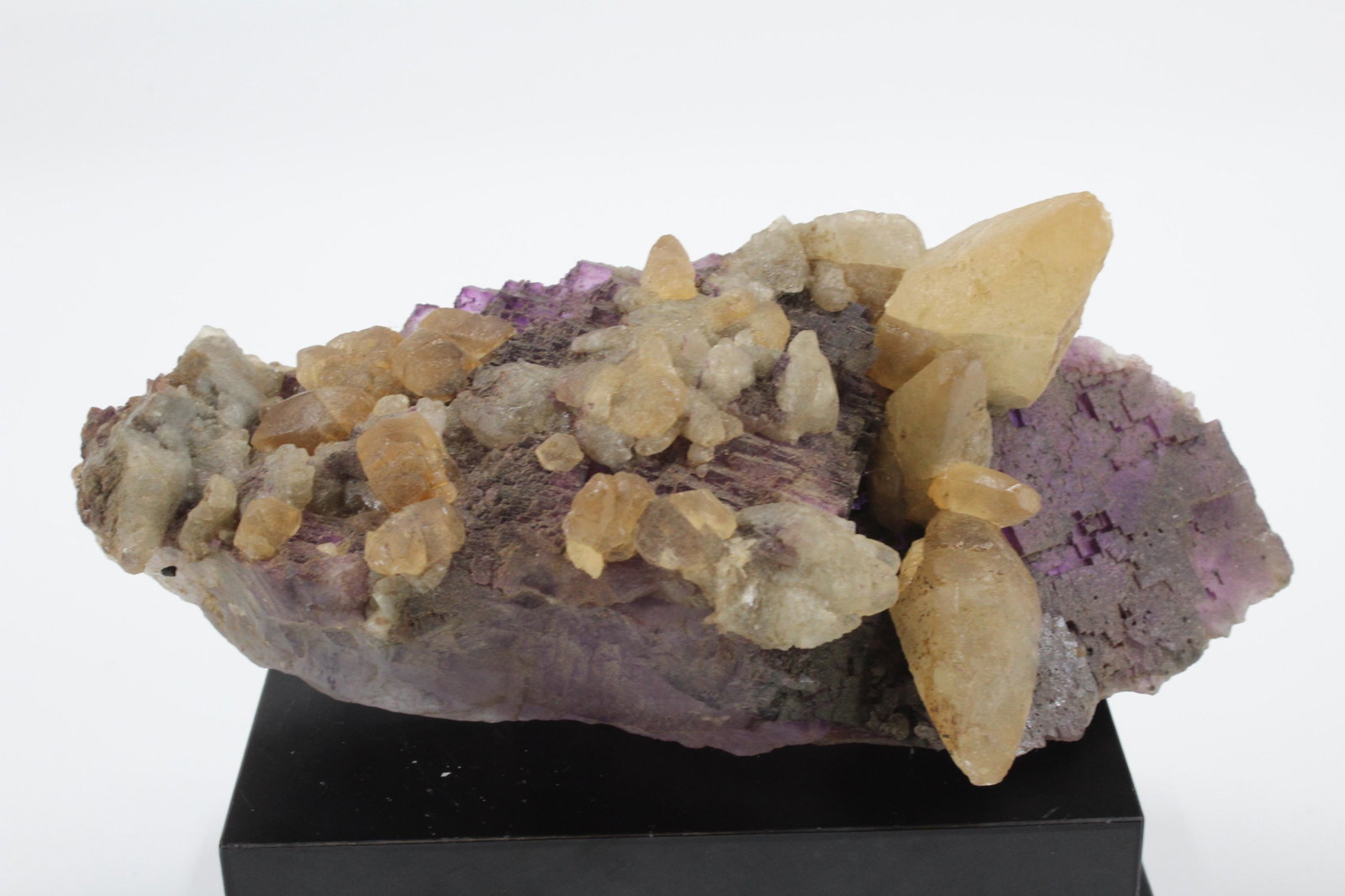 1034g Mineral Quartz and Flourite in Matrix: 1034g Mineral Quartz and Flourite in Matrix. Size: 3"H x 7.25"W x 3.25"D Weight: 1Kg 34g
