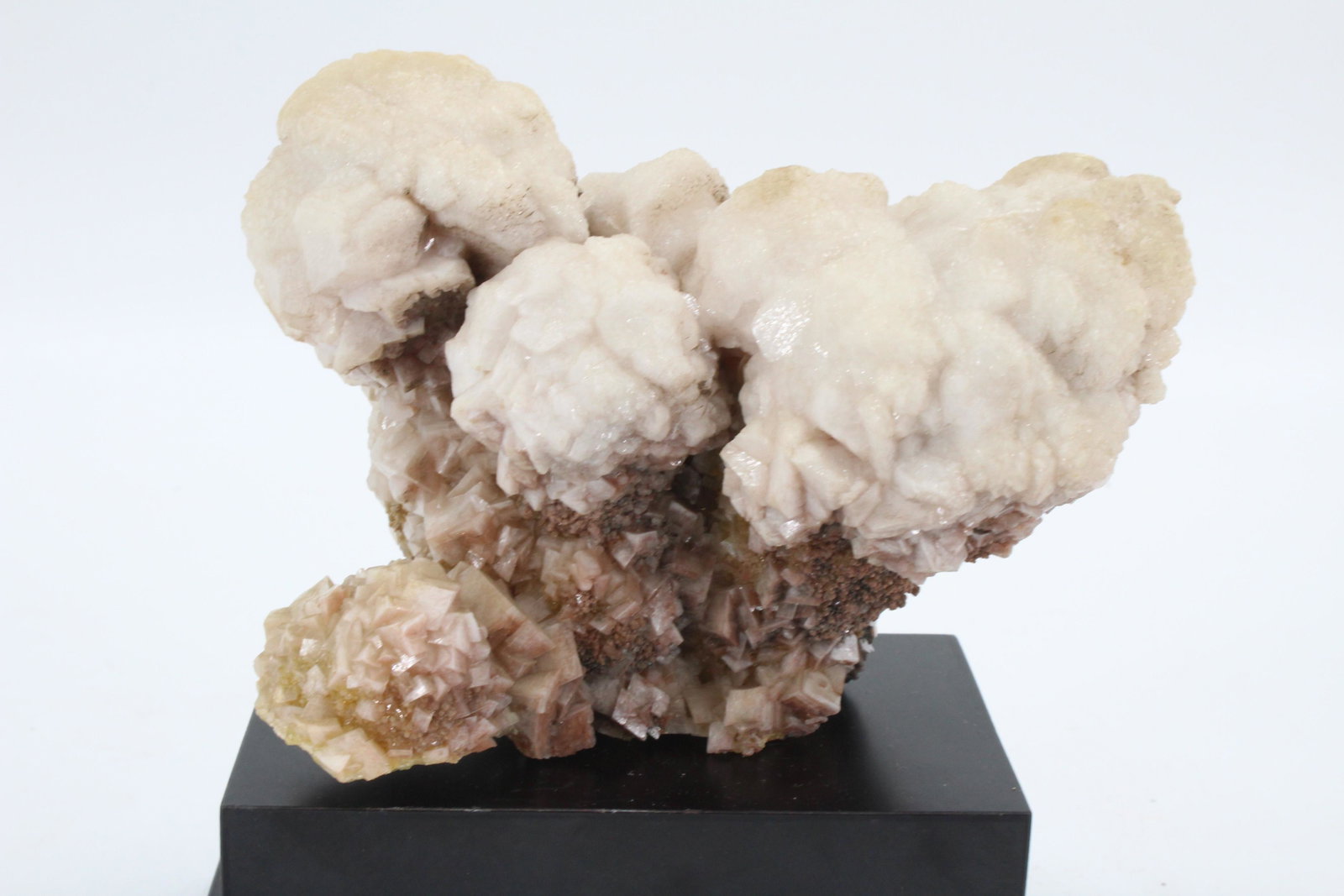 1404g Geological Mineral Specimen: 1404g Geological Mineral Specimen. Size: 4" x 6" x 3.5"
