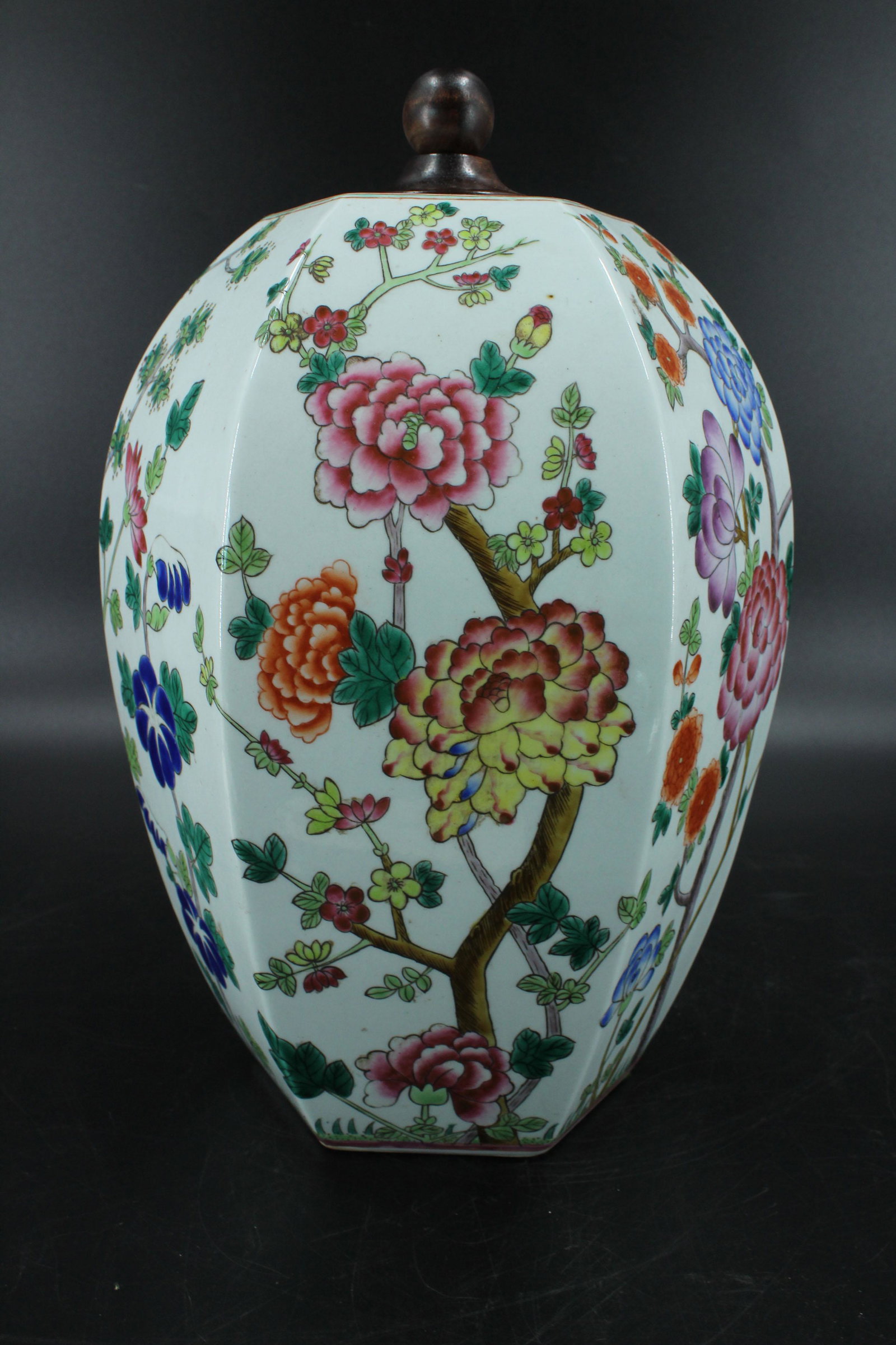 Chinese Enamel Porcelain Chrysanthemum Jar: Chinese Enamel Porcelain Chrysanthemum Jar. Size: 14.5" x 9.5" x 8" (NHJ330)