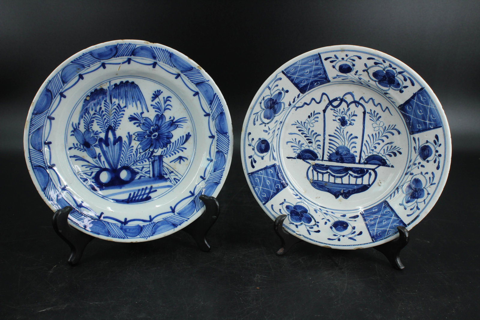 2 Chinese Blue and White Export Porcelain Plates: 2 Chinese Blue and White Export Porcelain Plates. Size: 9" Diameter. (NHJ NN)