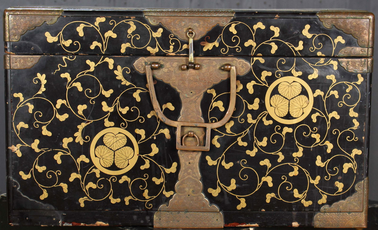 Antique Japanese Maki-e Lacquer Hasami-bako Trunk: Antique Japanese Maki-e Lacquer Hasami-bako Trunk. With single tray. Size: 13.75" x 23" x 16"