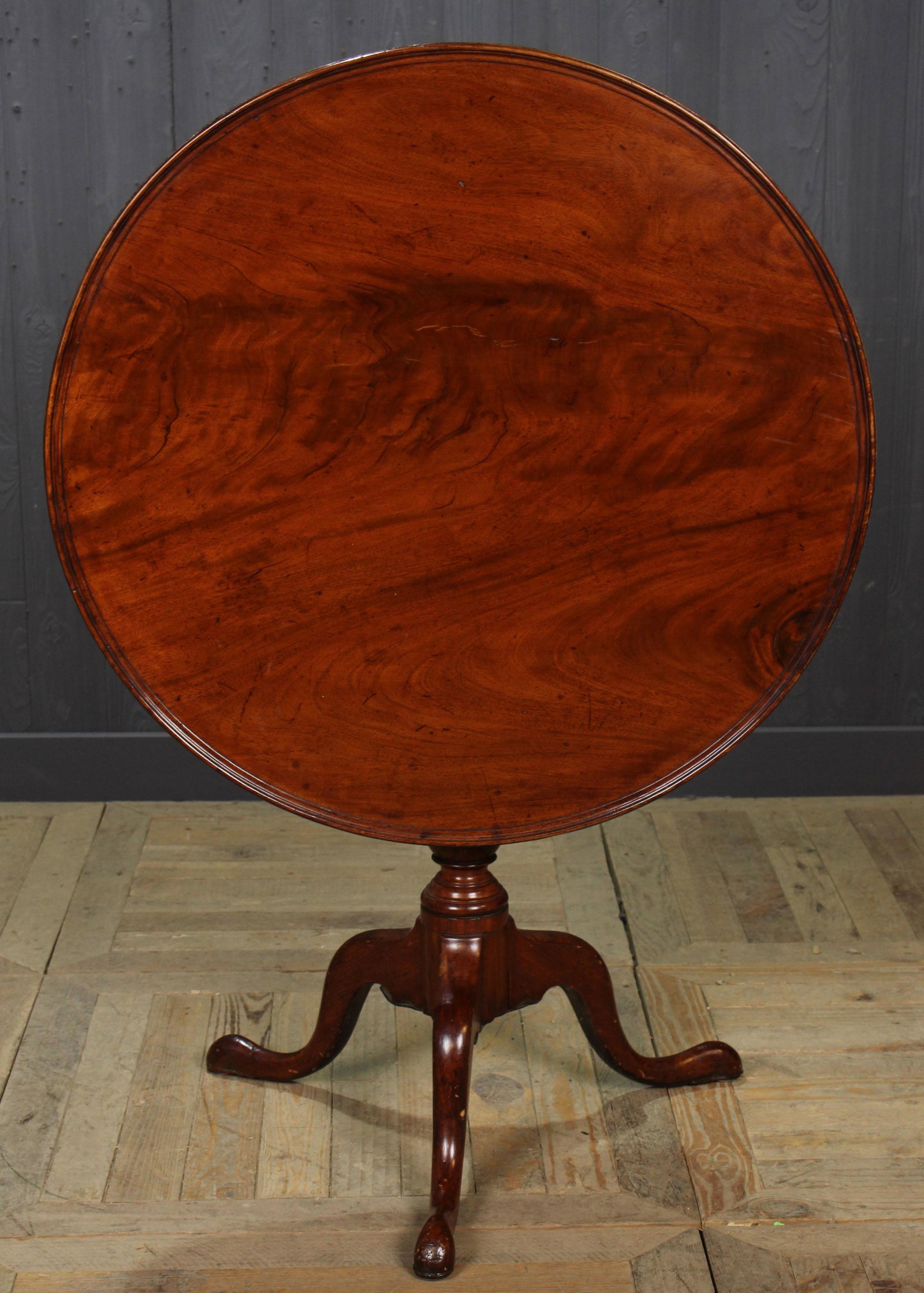 Pennsylvania Queen Anne Style Tilt Top Table: Pennsylvania Queen Anne Style Walnut Tilt Top tea Table. 18th C. Size:29" x 32" diameter