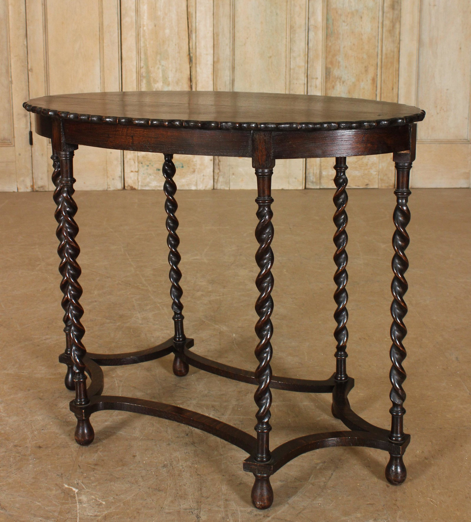 Jacobean Style Barley Twist Oval Table: Jacobean Style Barley Twist Oval Table. Size: 28.5" H x 34.5" W x 19.5" D