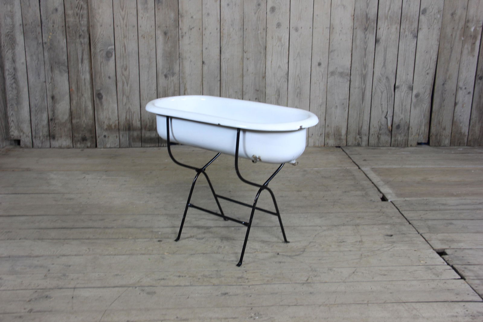 Enameled Wash Basin on Stand: Enameled Wash Basin on Stand. Size: 29" H x 39" W x 18" D. ***Please Note: Item to be shipped out of High Point, North Carolina.