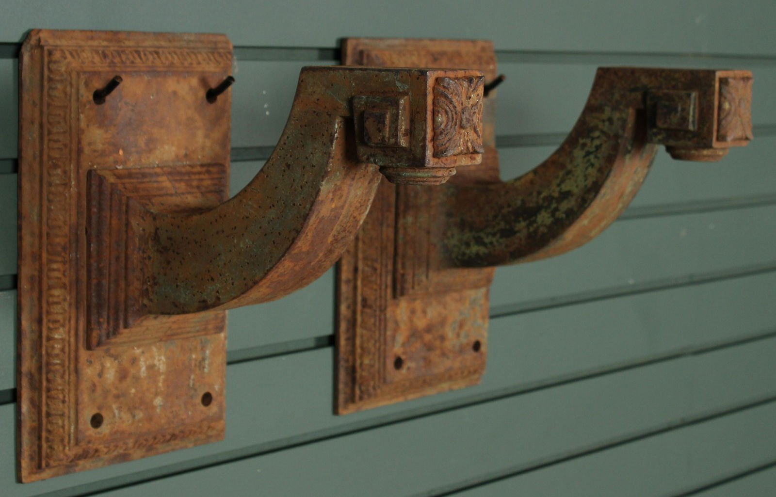 2 Antique Cast Iron Brackets (1 of 6)