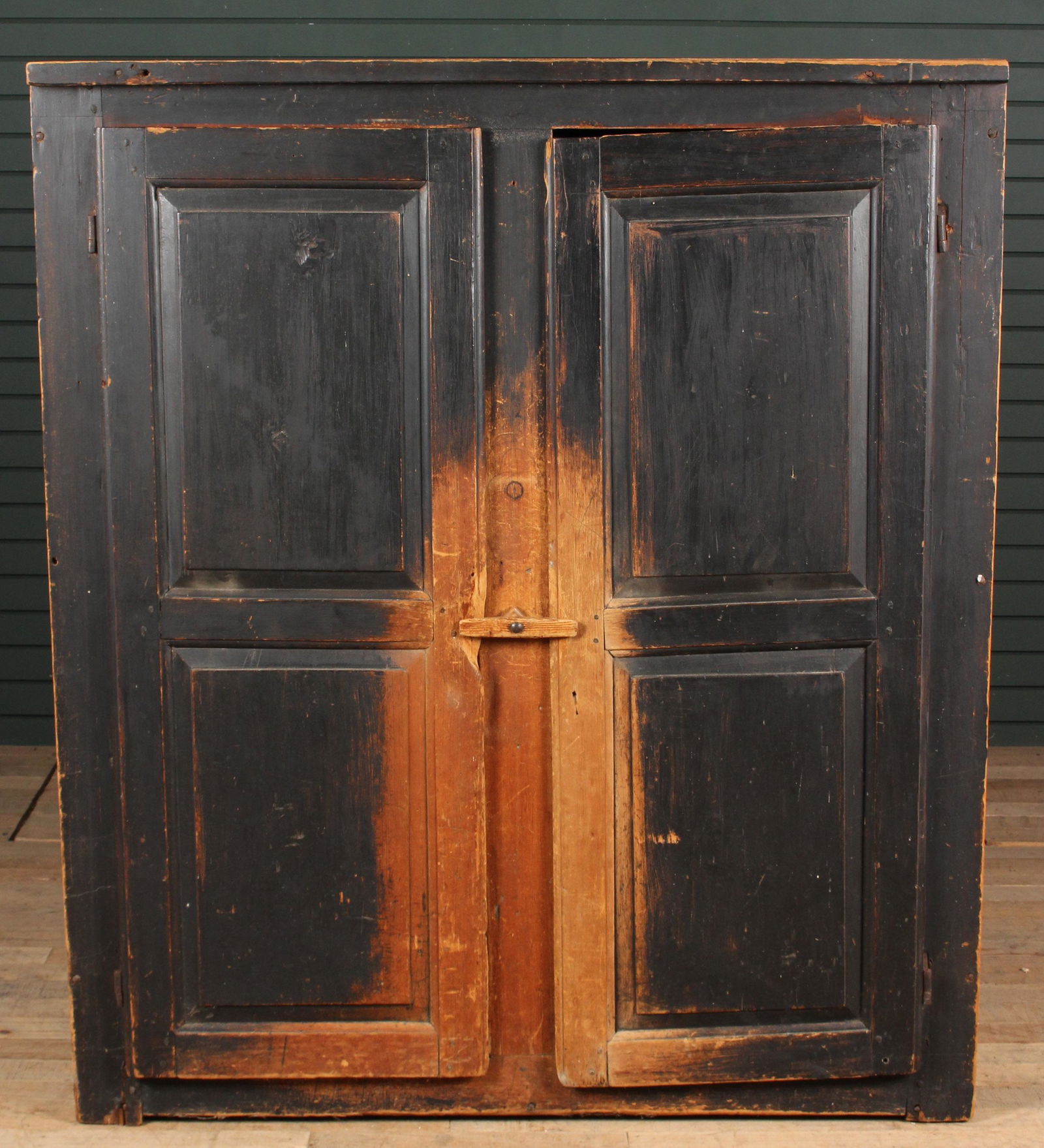 American Primitive Pine 2 Door Cupboard (1 of 6)