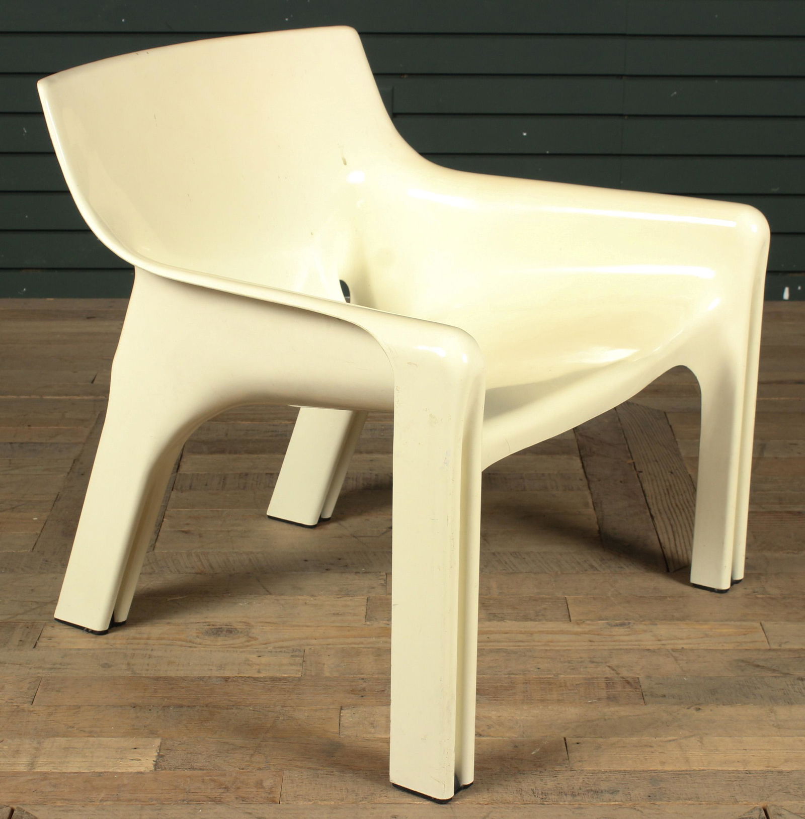 Vintage Italian Artemide Vicario Chair: A labeled Vico Magistretti for Artemide Milano armchair. Size: 27" H x 28.5" W x 26" D