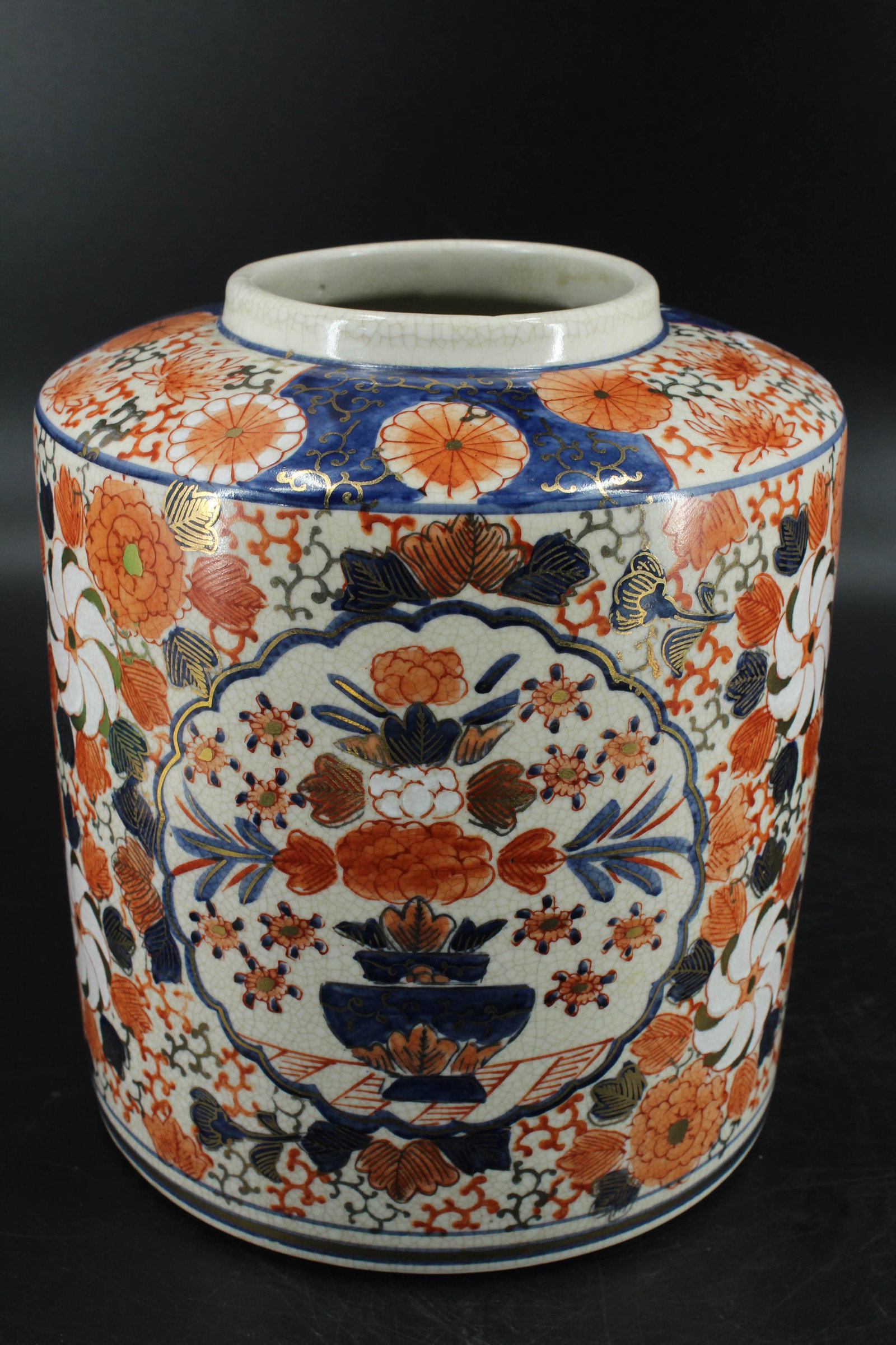 Chinese Imari Porcelain Ginger Jar: Chinese Imari Porcelain Ginger Jar. Size: 10" x 9" diameter.