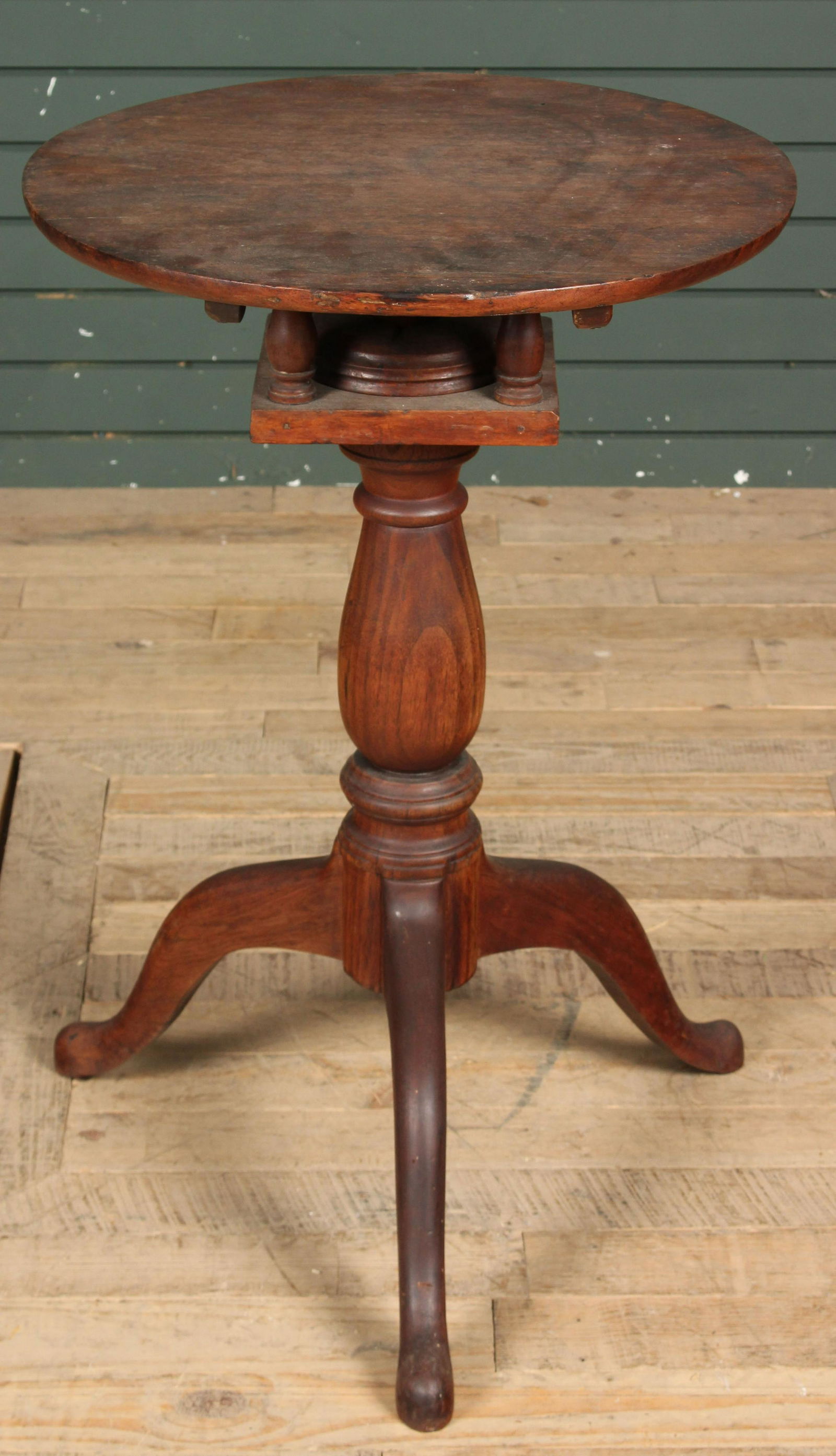 Queen Anne  Style Tilt Top Stand (1 of 6)