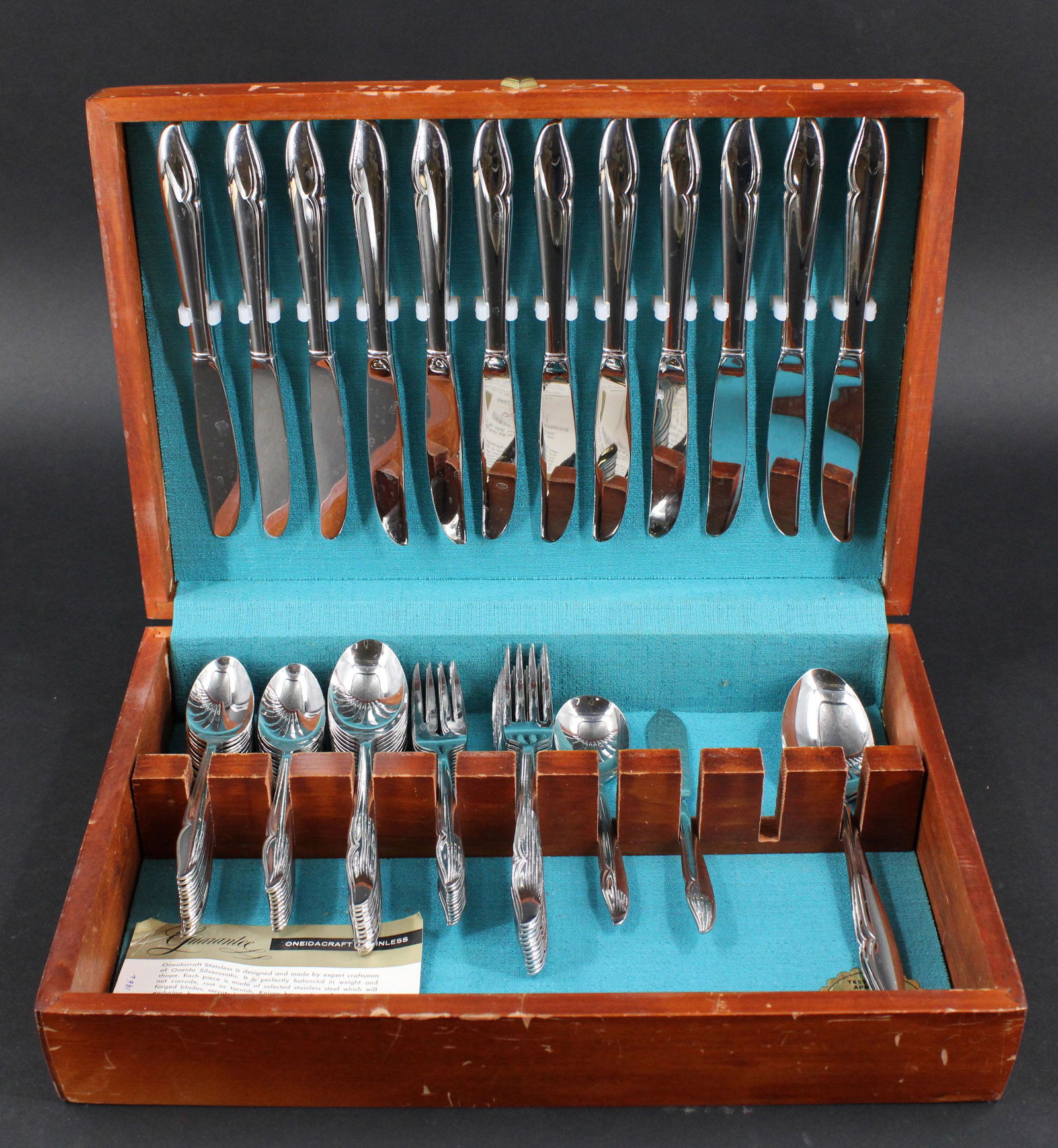 Oneida Stainless Flatware Set (1 of 4)