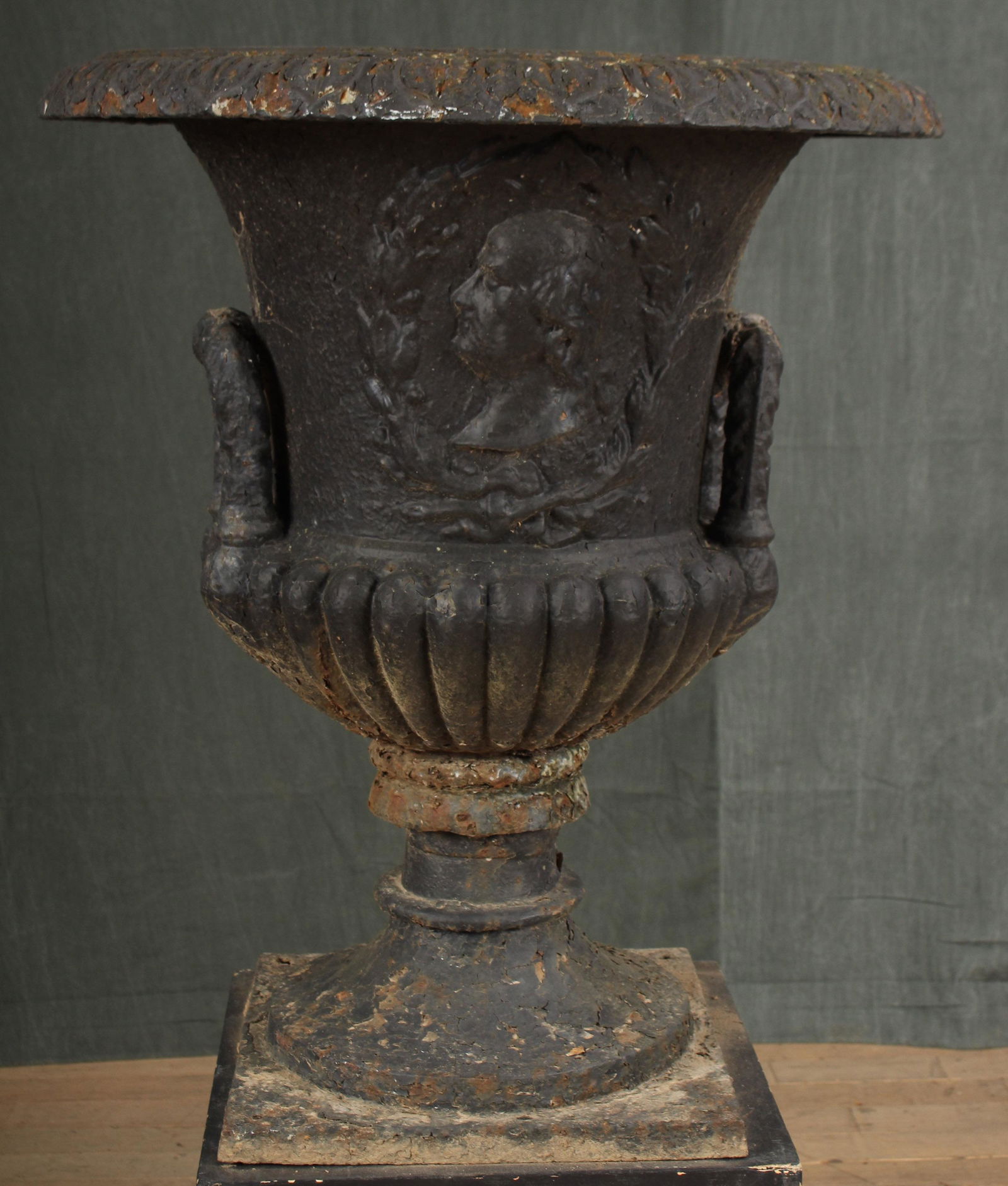 Antique Cast Iron Garden Urn- Washington Relief (1 of 12)
