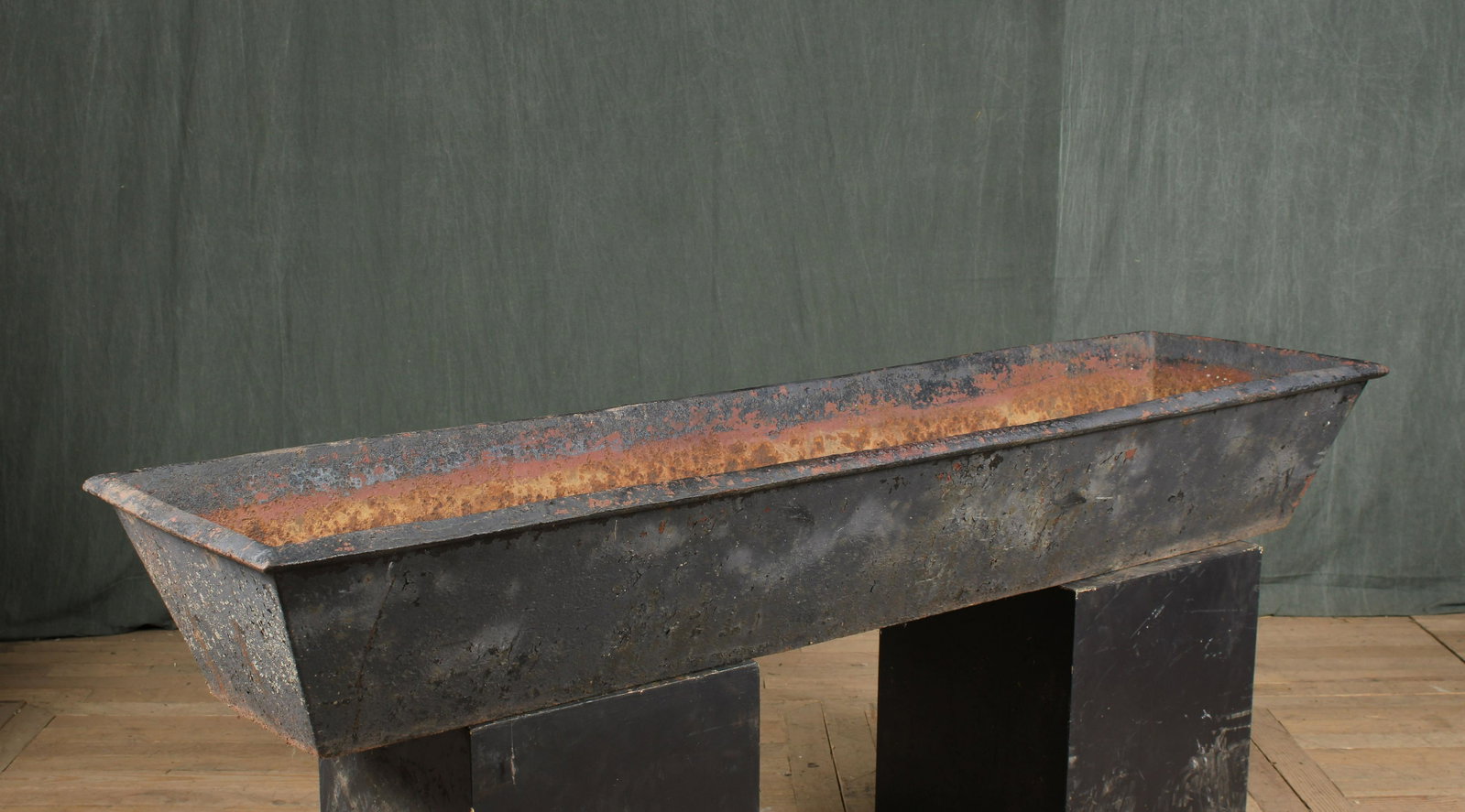 19th C Cast Iron Trough: A very good late 19th century cast iron trough having a rolled rim and rectangular form. Marked FN Peter & Bro. Delbertsville, PA. Size: 11"H x 72"W x 18.5"D