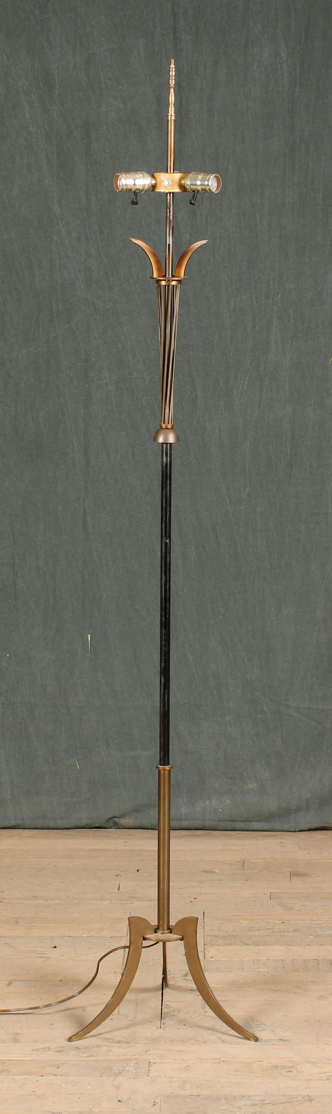 French Art Deco Brass and Iron Floor Lamp: A good French Art Deco brass and iron standing floor lamp. Size: 63" H
