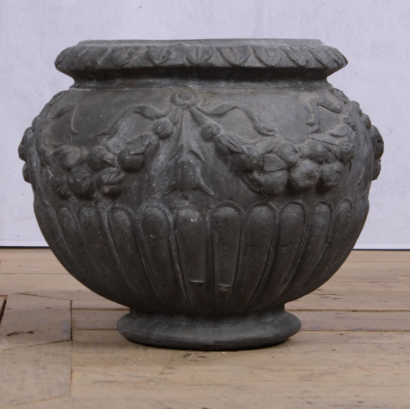 Cast English Lead Garden Planter (1 of 5)