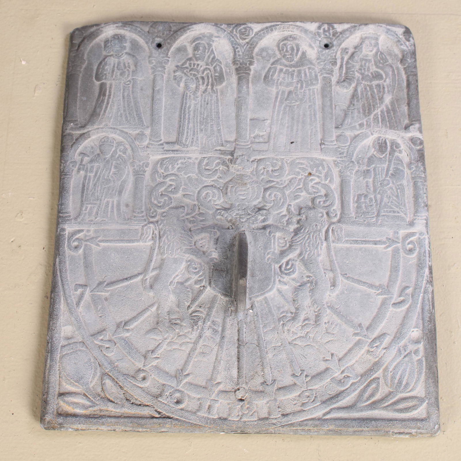 English Lead Canterbury Style Wall Mounted Sundial: English Lead Canterbury Style Wall Mounted Sundial. Measured: H 13.5" x W 11.5" x D 4"