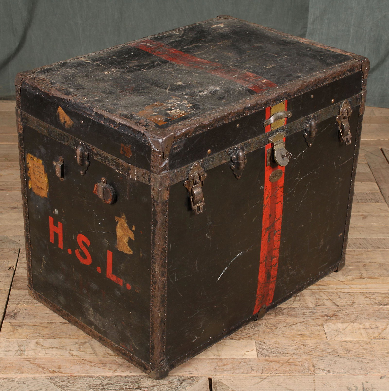 Antique Milliner's Trunk, Innovation Trunk Co.: Antique Milliner's Trunk, Innovation Trunk Co. New York. Fitted for hat samples. Size: 26" x 32" x 22"